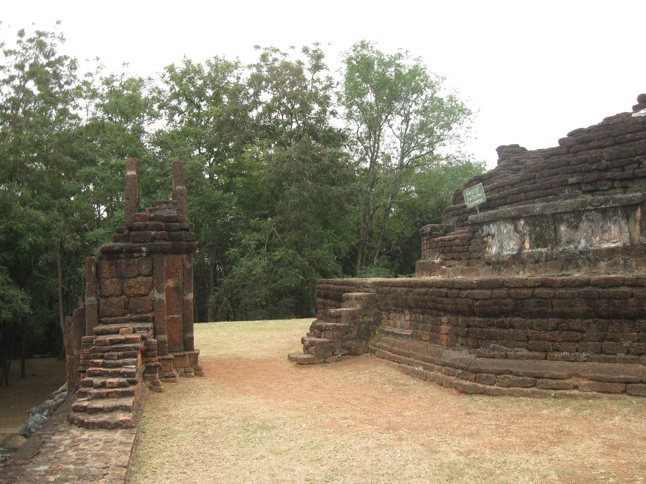 甘烹碧象围寺上层平台,门柱短梯与圆台残图格