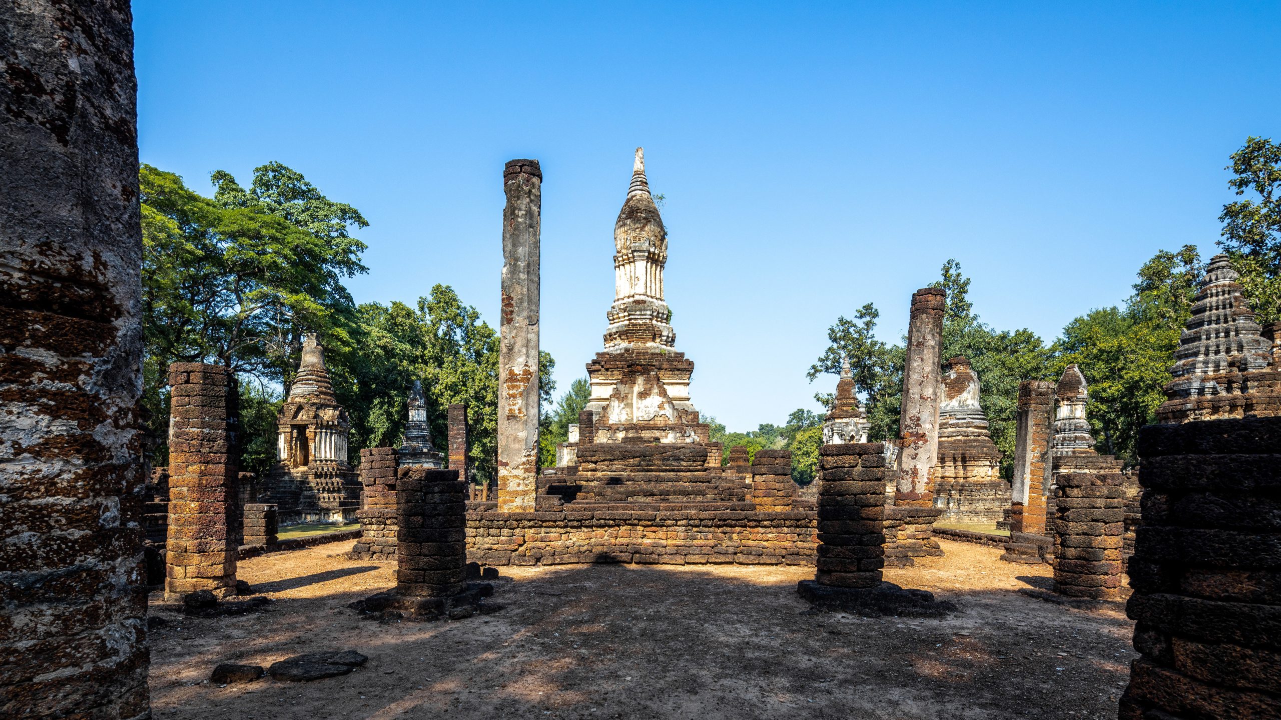 七行塔寺前殿残柱、莲苞主塔和周围不同形状的小塔,2023年照片