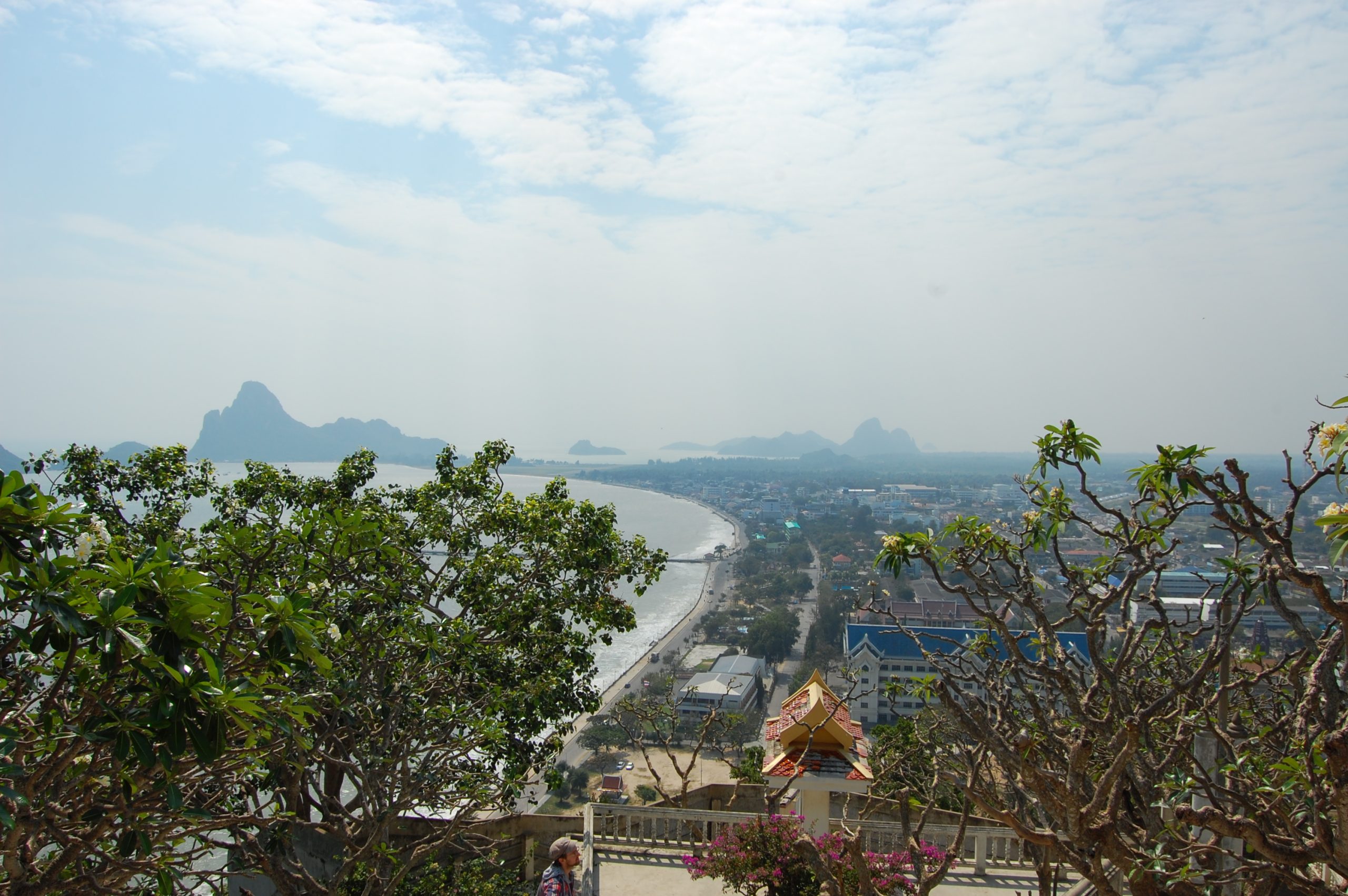 从Wat Thammikaram望向巴蜀海湾、城区与近处屋顶