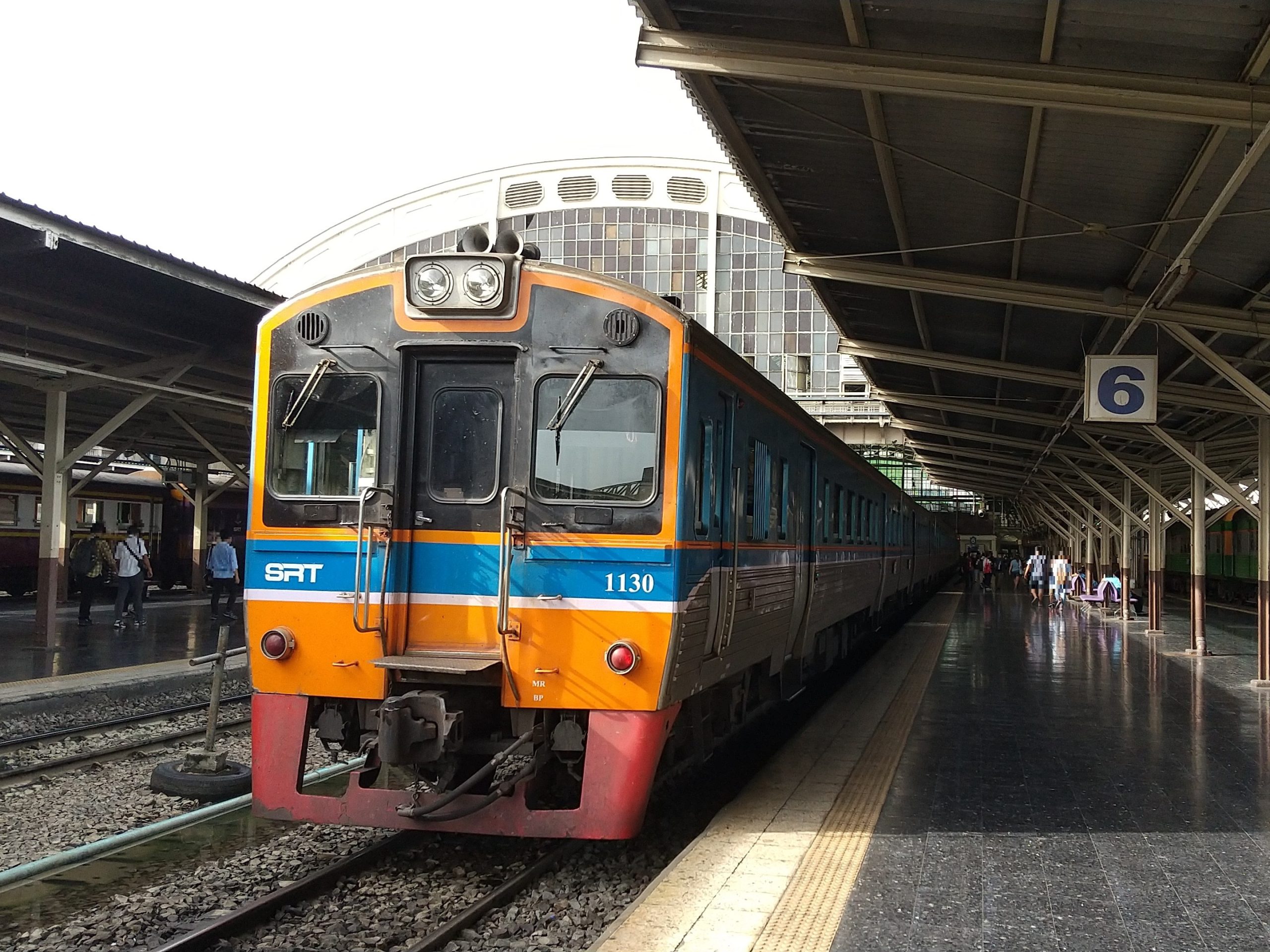 2022年1130号列车停靠华南蓬站,旁边可见6号站台牌