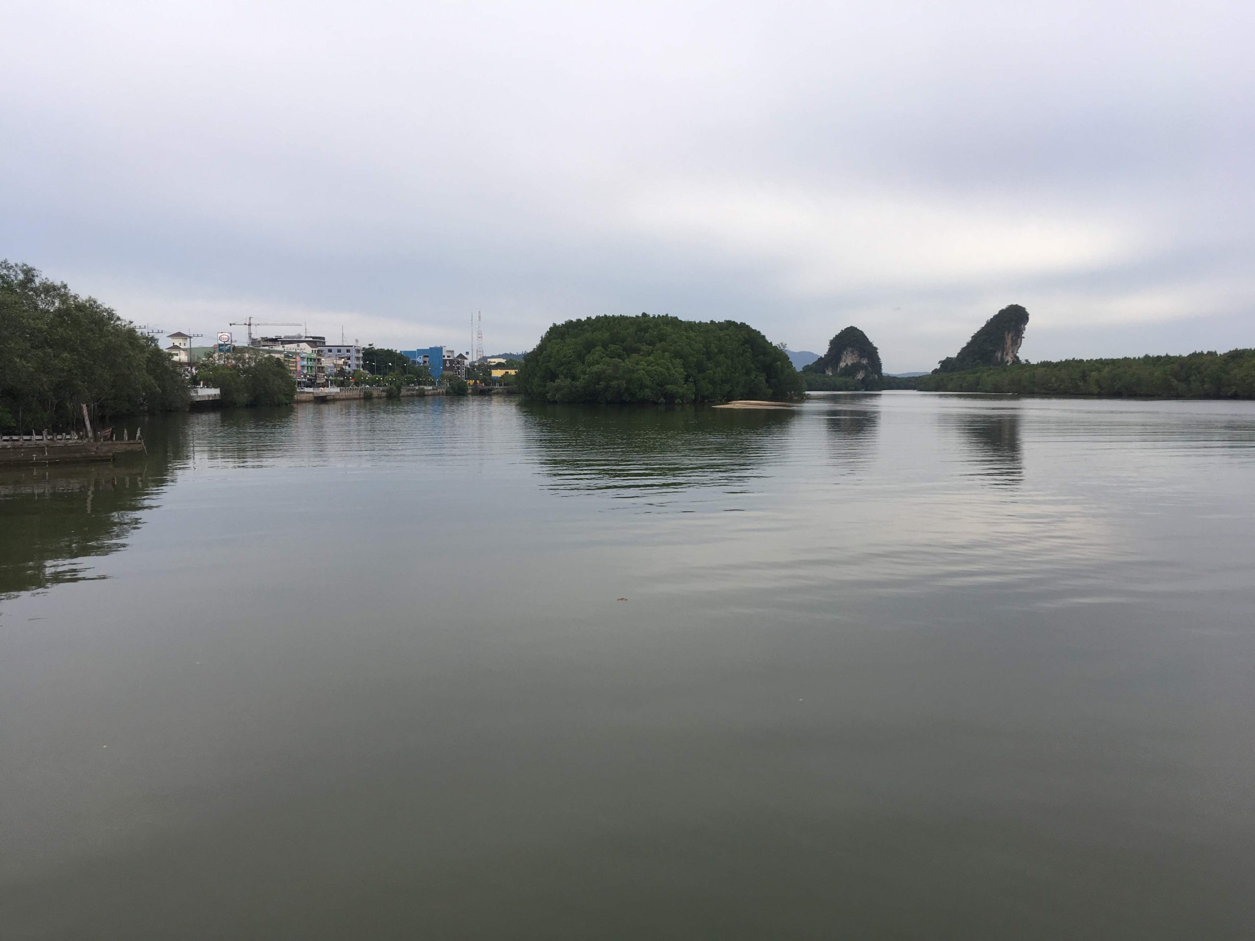 甲米城建筑、河中红树林小洲与远处双山，2018年照片