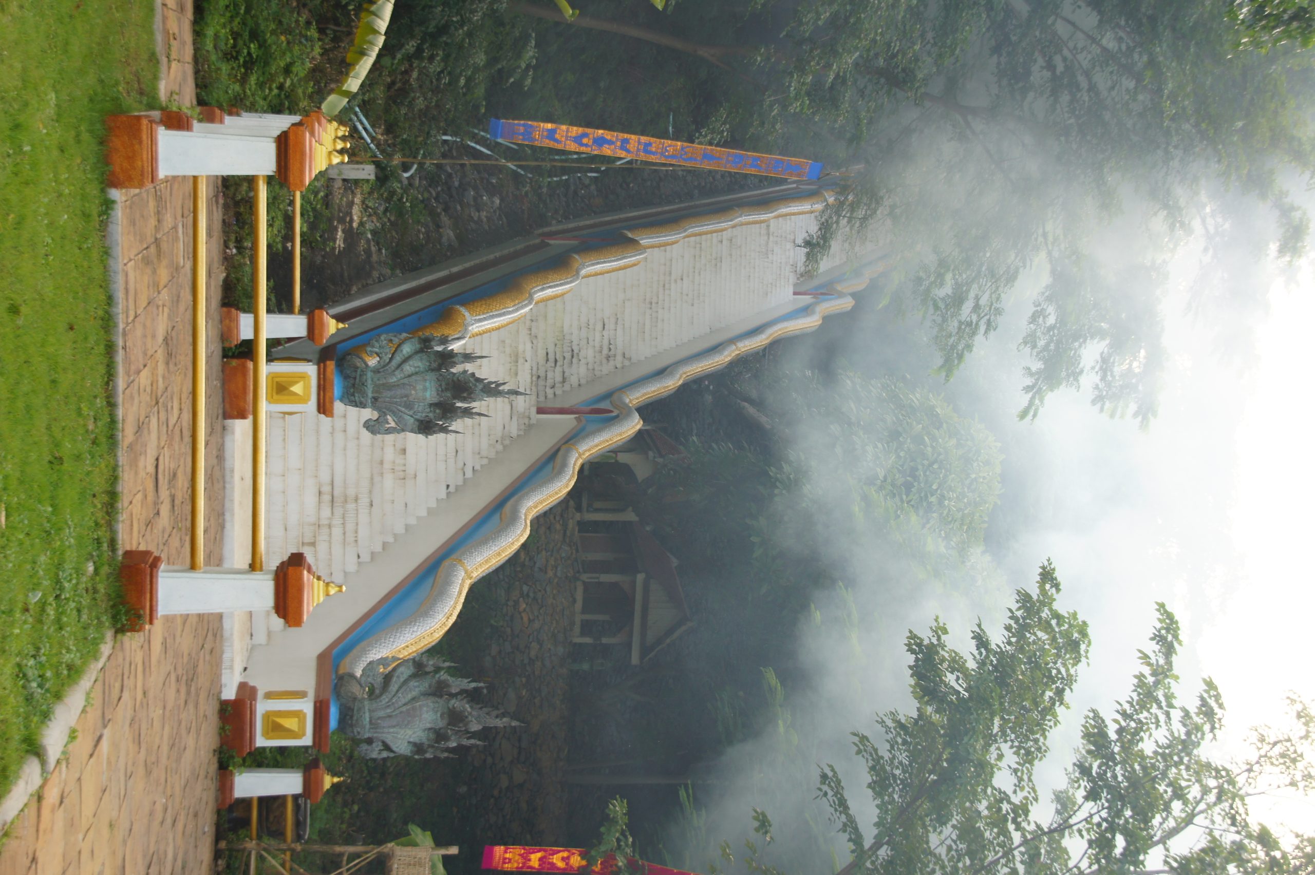 2014年考迪萨拉克寺树间白色台阶和那迦栏杆