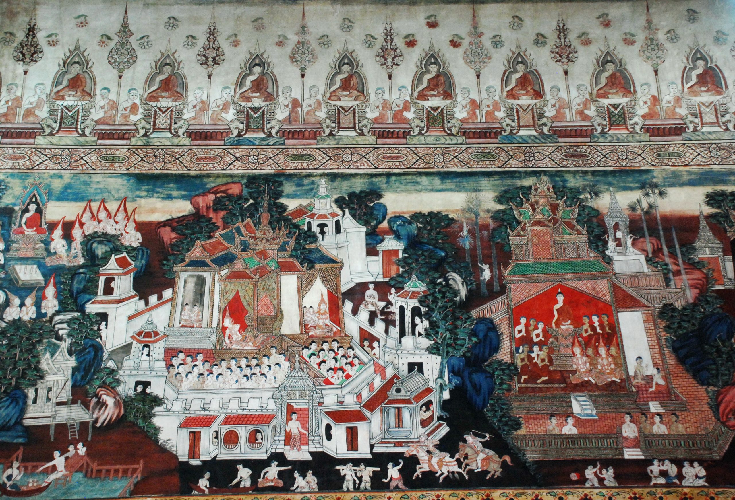 Wat Khongkharam壁画上层的成列佛像与下层建筑、树木和人物。