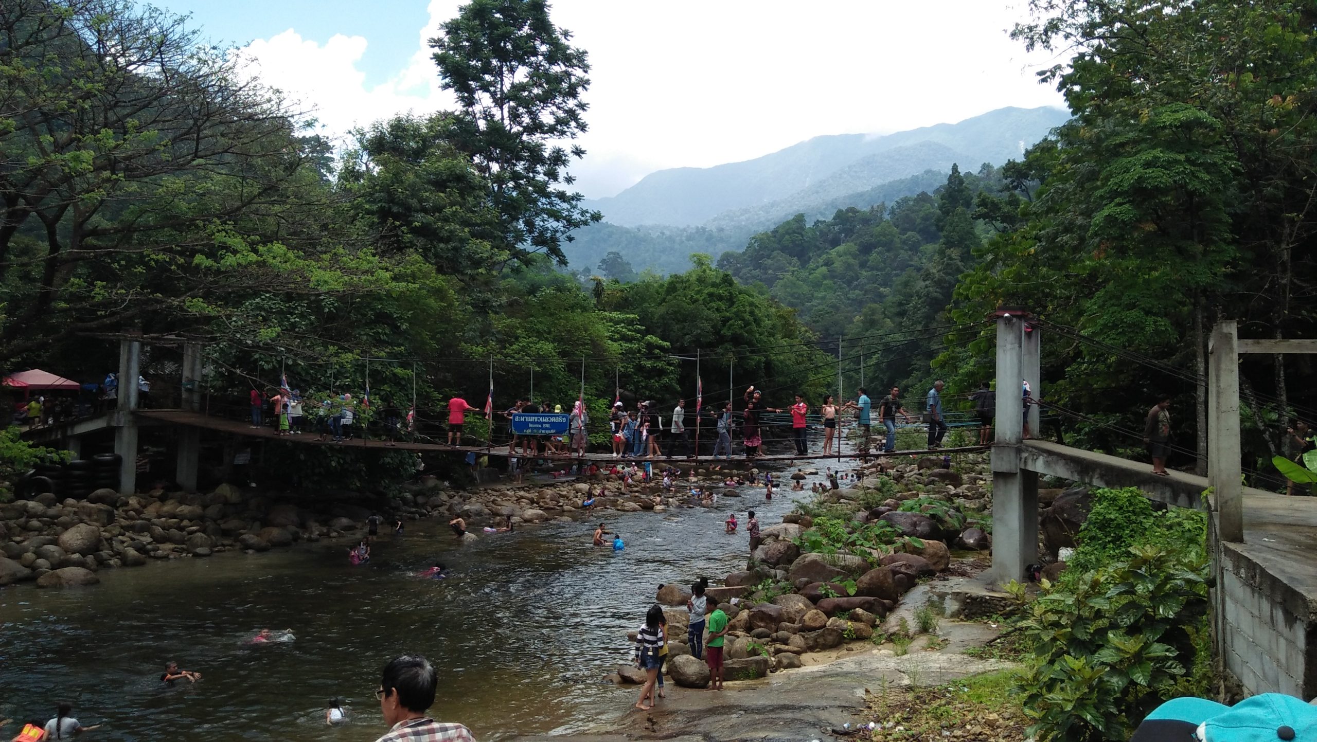 泰国洛坤府 Nhan Hin Tha Ha 的吊桥与溪流，2017年。