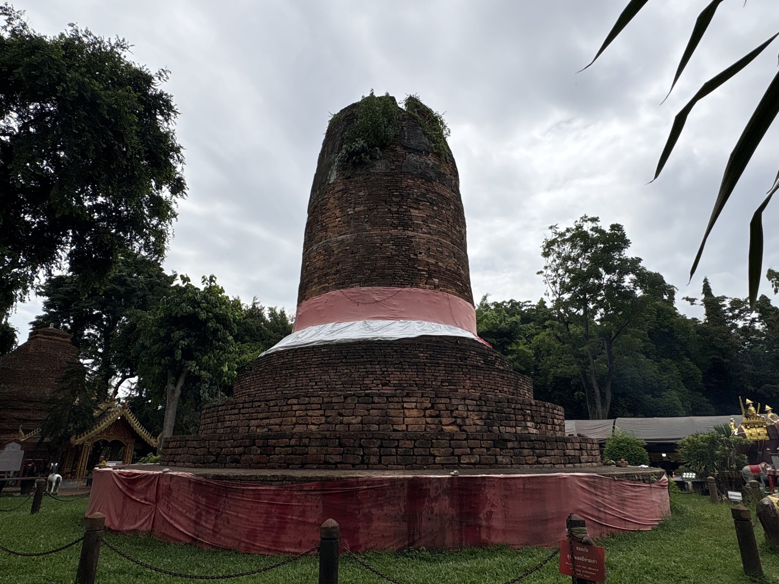 南奔象塔圆柱砖身与分层圆基，塔身缠粉白布带