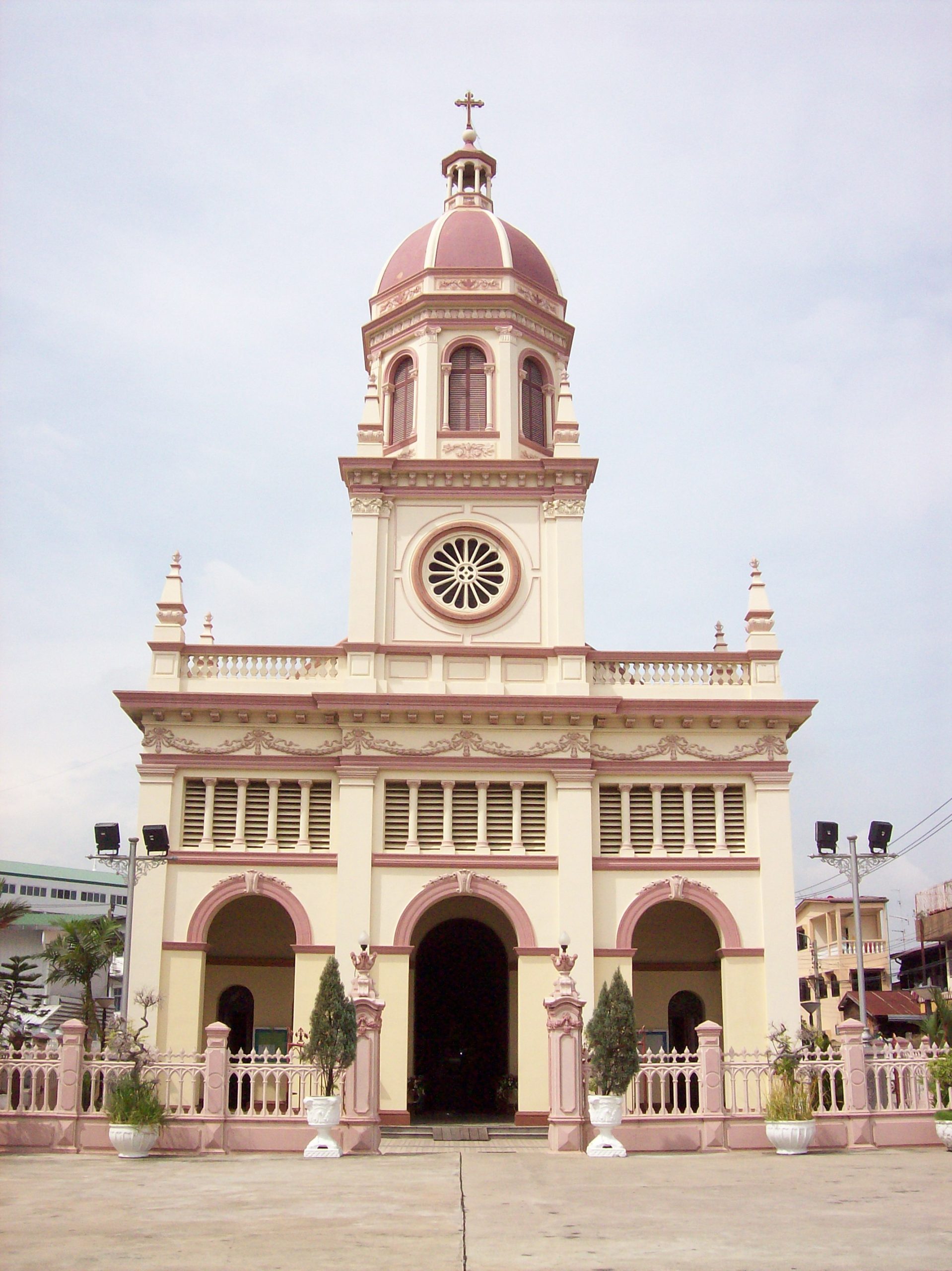 圣十字教堂的奶黄色正立面、三拱门、红色穹顶和十字架