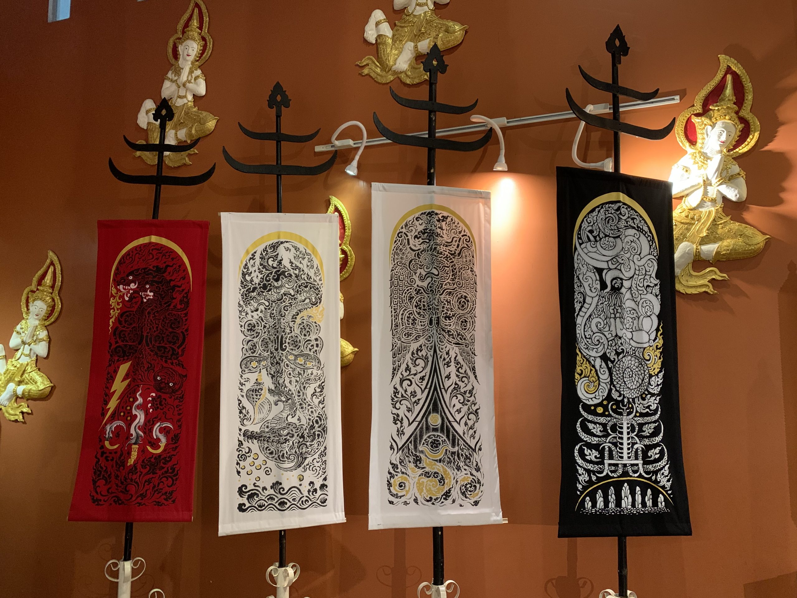 湄公河流域文明博物馆展示的四幅旗幡