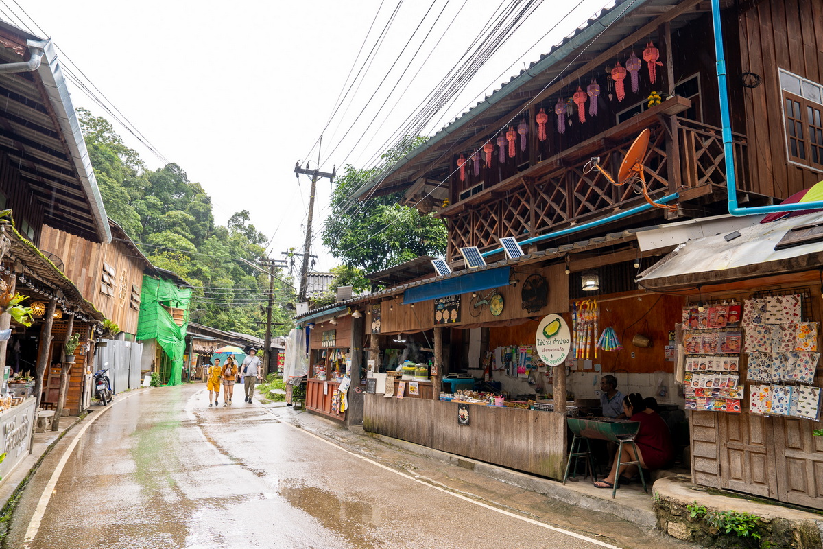 梅坎蓬湿窄的村路，两侧木楼带有阳台和临街柜台