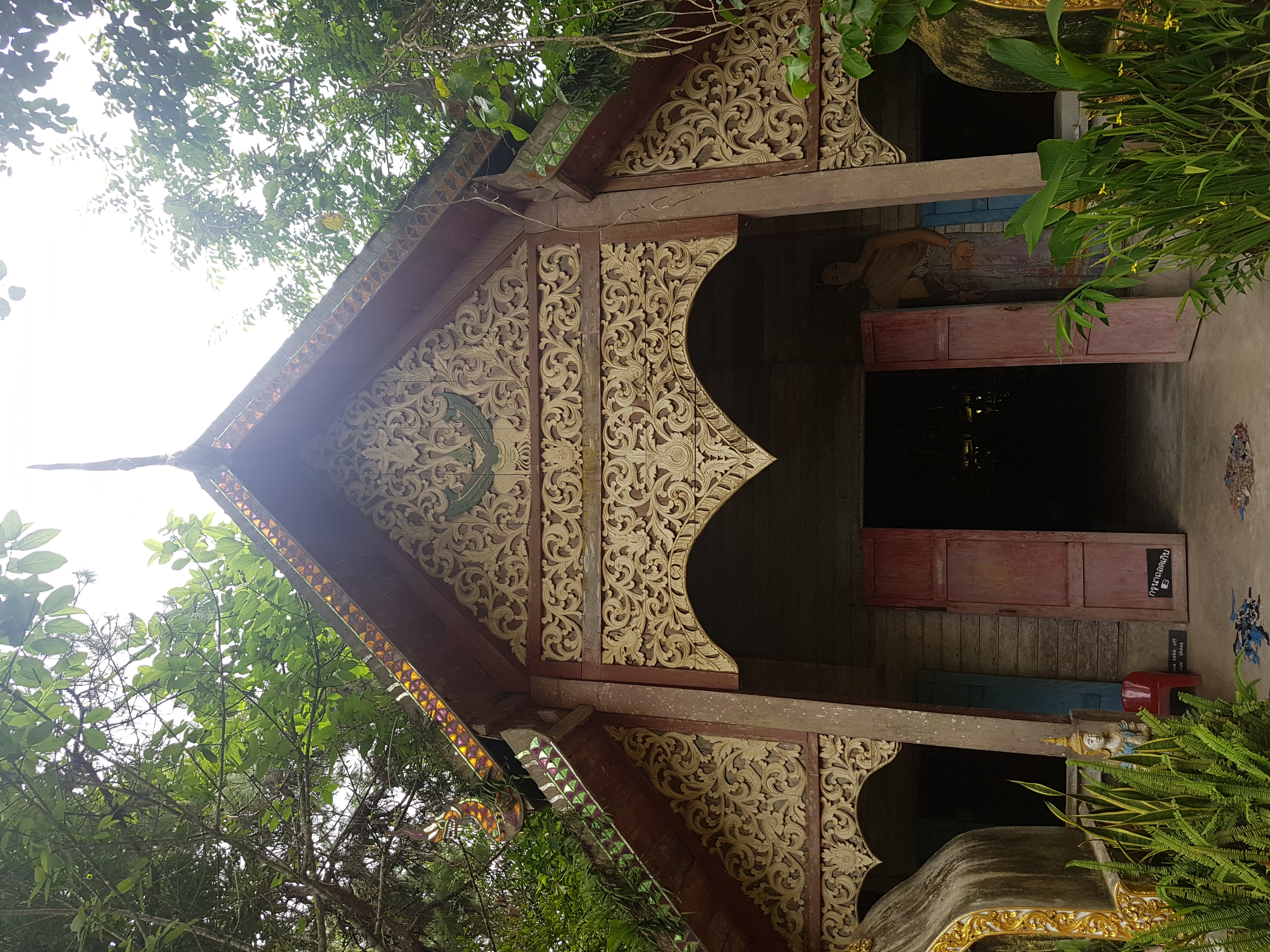 梅坎蓬Wat Khantha Phrueksa寺院正面，雕刻木山墙和彩色檐边