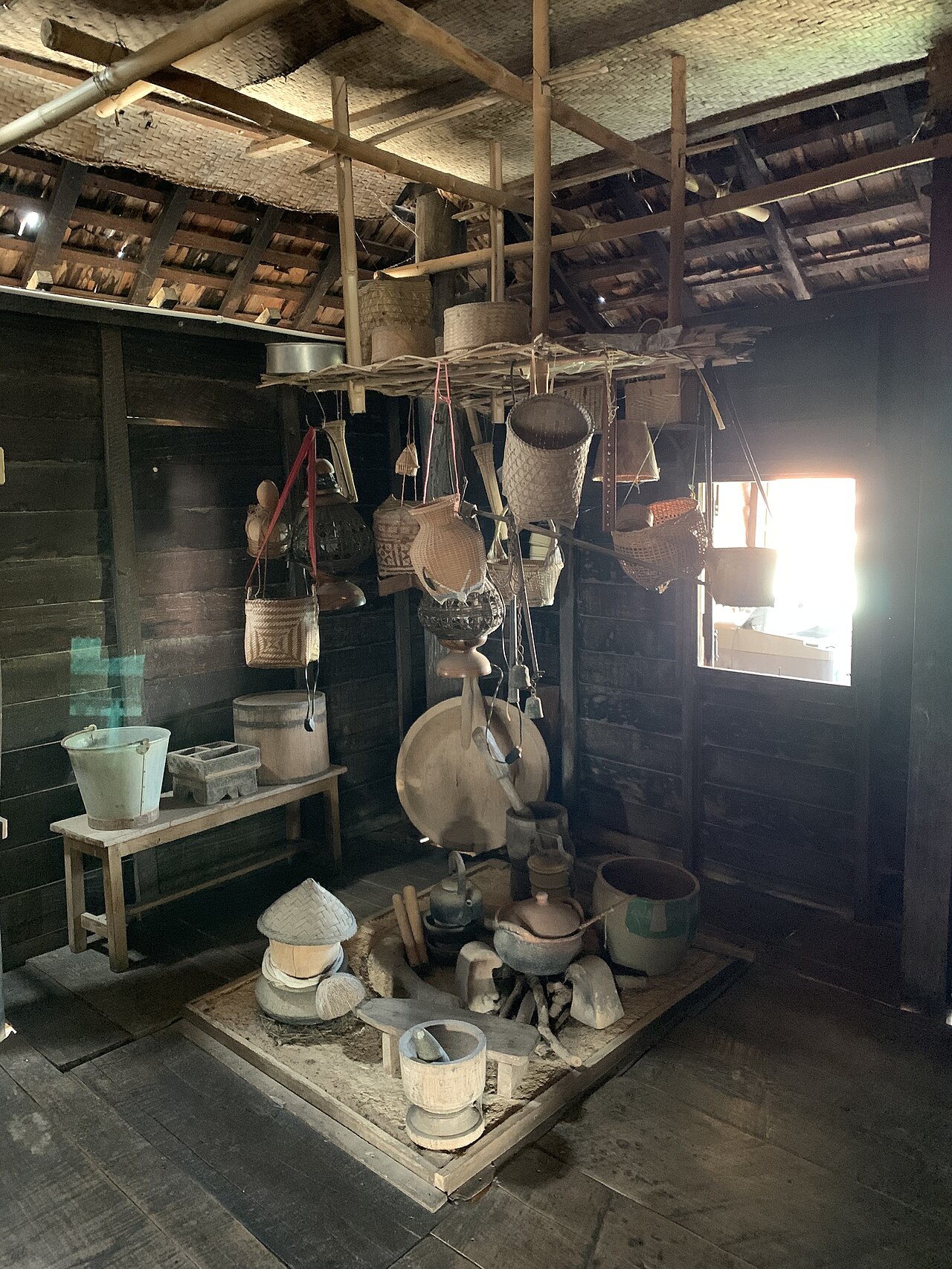 2021年清堪Mae Saeng Da家屋内悬挂的篮筐、容器和木窗。