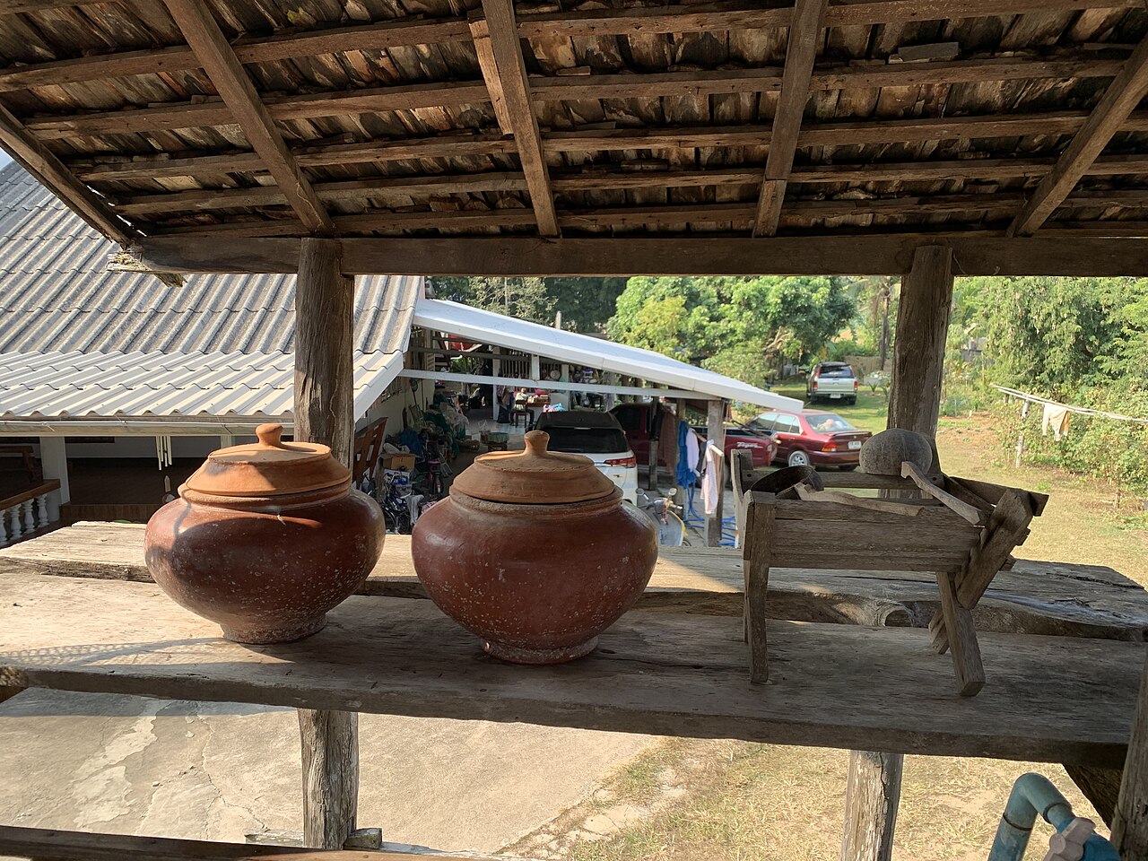 2021年清堪Mae Saeng Da家屋檐下木台上的两只带盖陶罐。