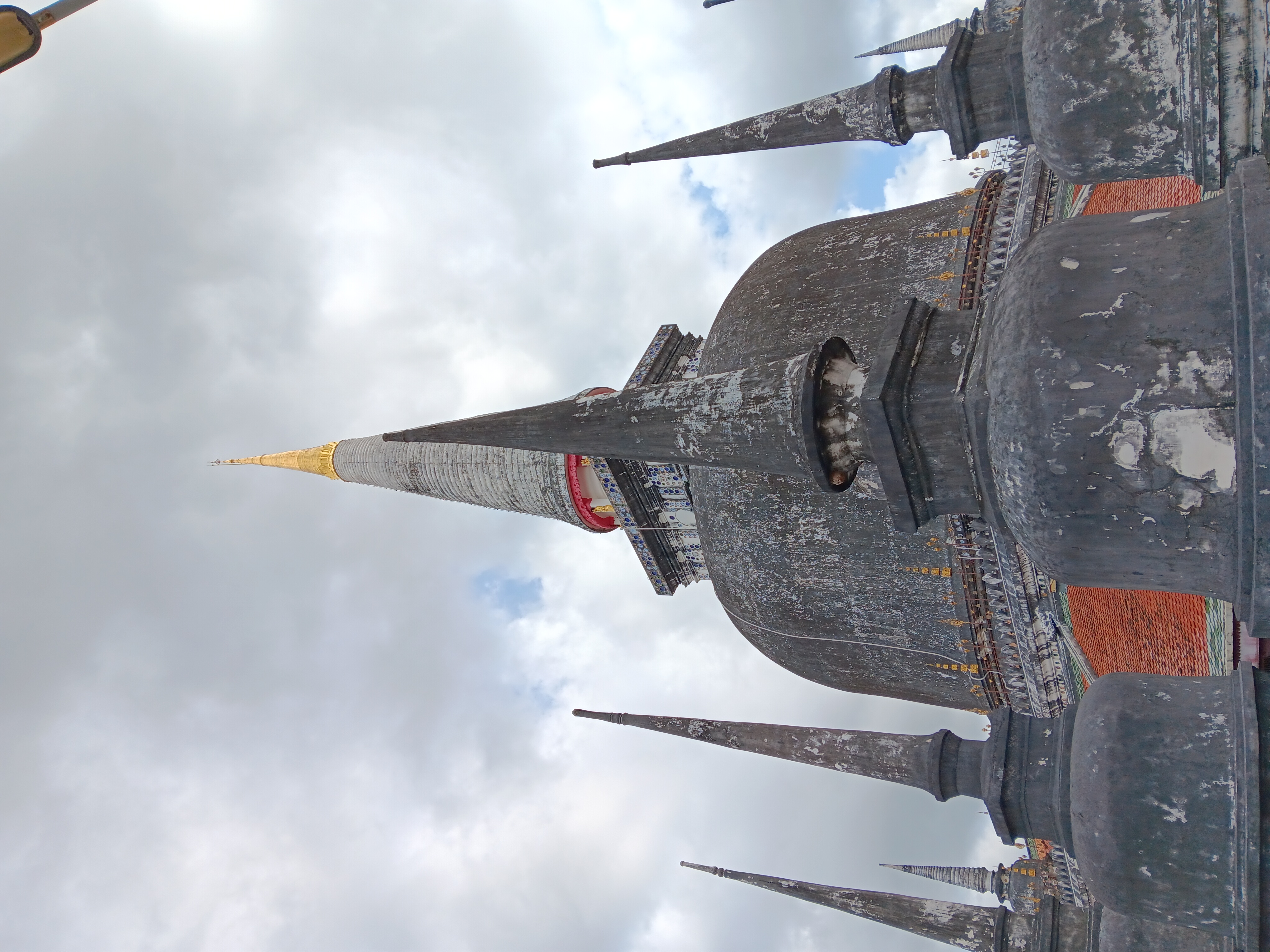 洛坤玛哈泰寺钟形主塔与环层近景