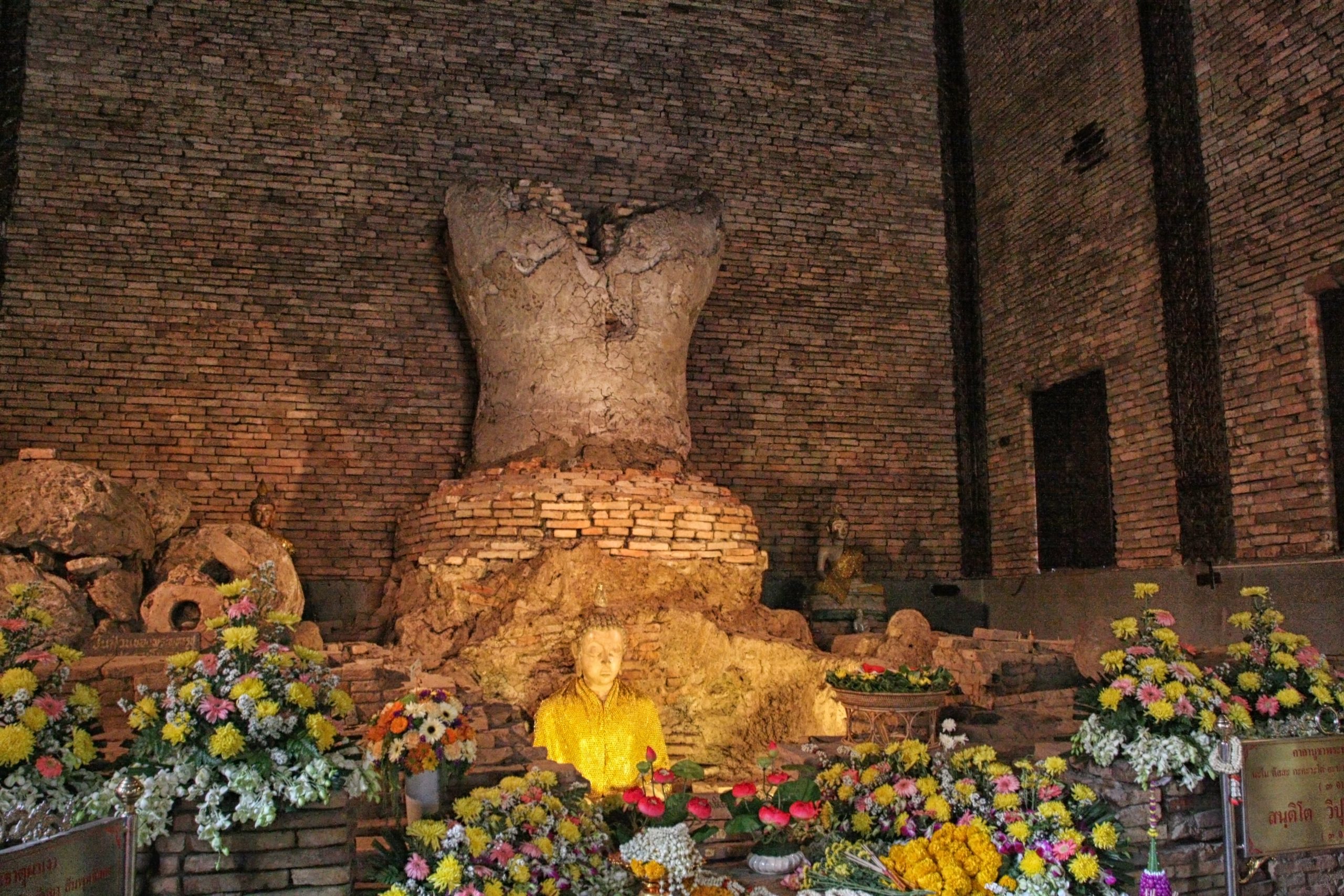 帕昂寺前方小坐佛、后方大佛残躯及旧砖台