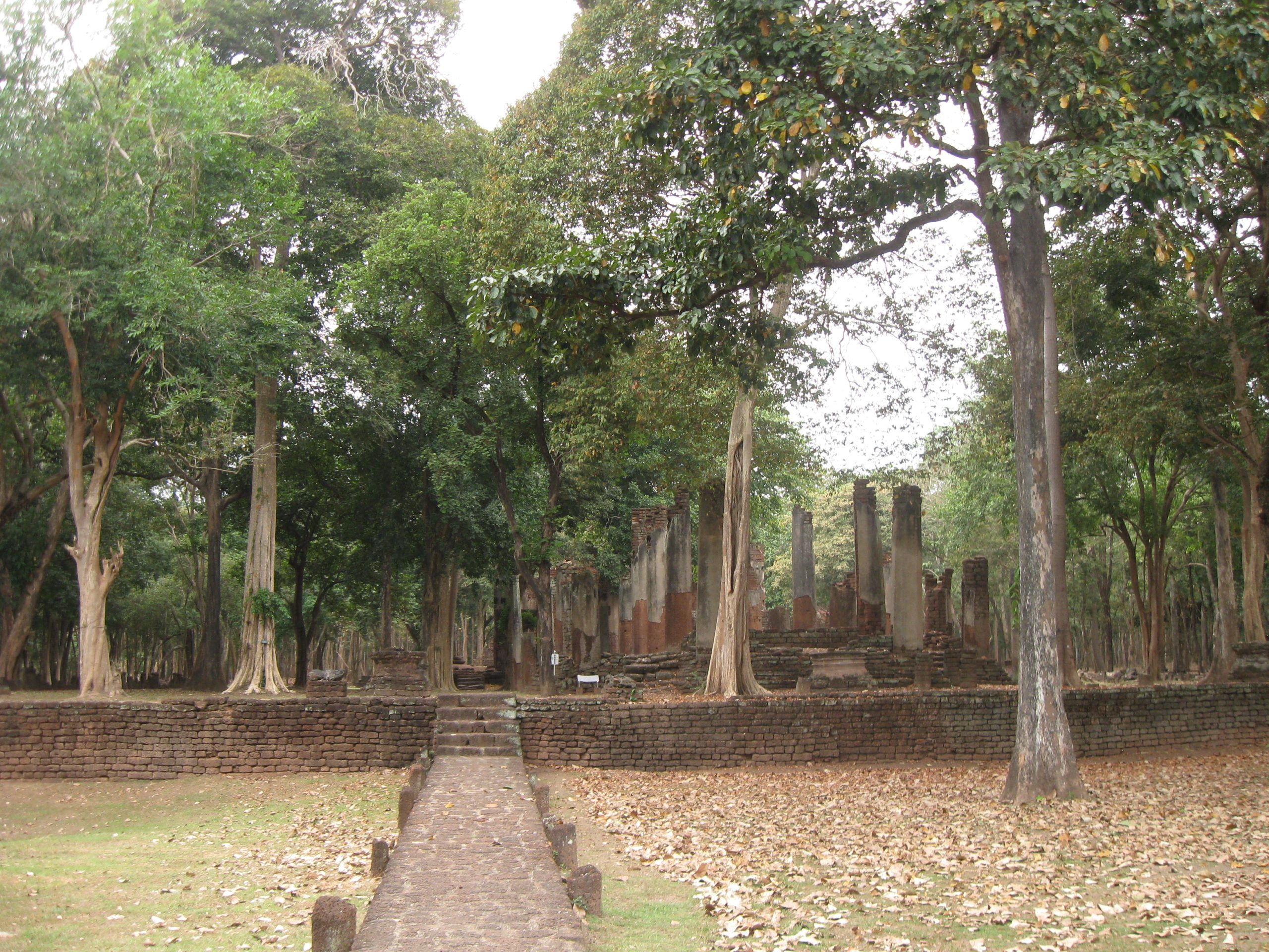 甘烹碧卧佛寺，树木之间的无顶殿堂，柱列和台基仍可辨认