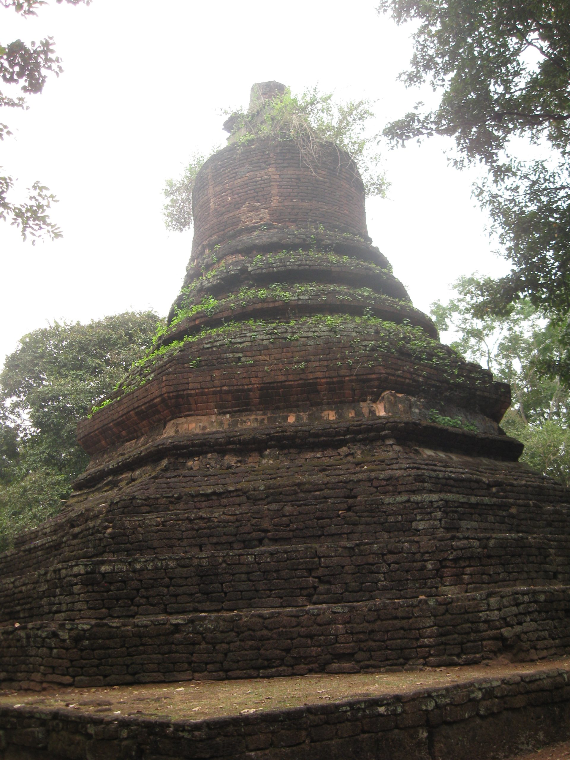 甘烹碧卧佛寺，残塔的折角平台、圆层和缺失的塔顶
