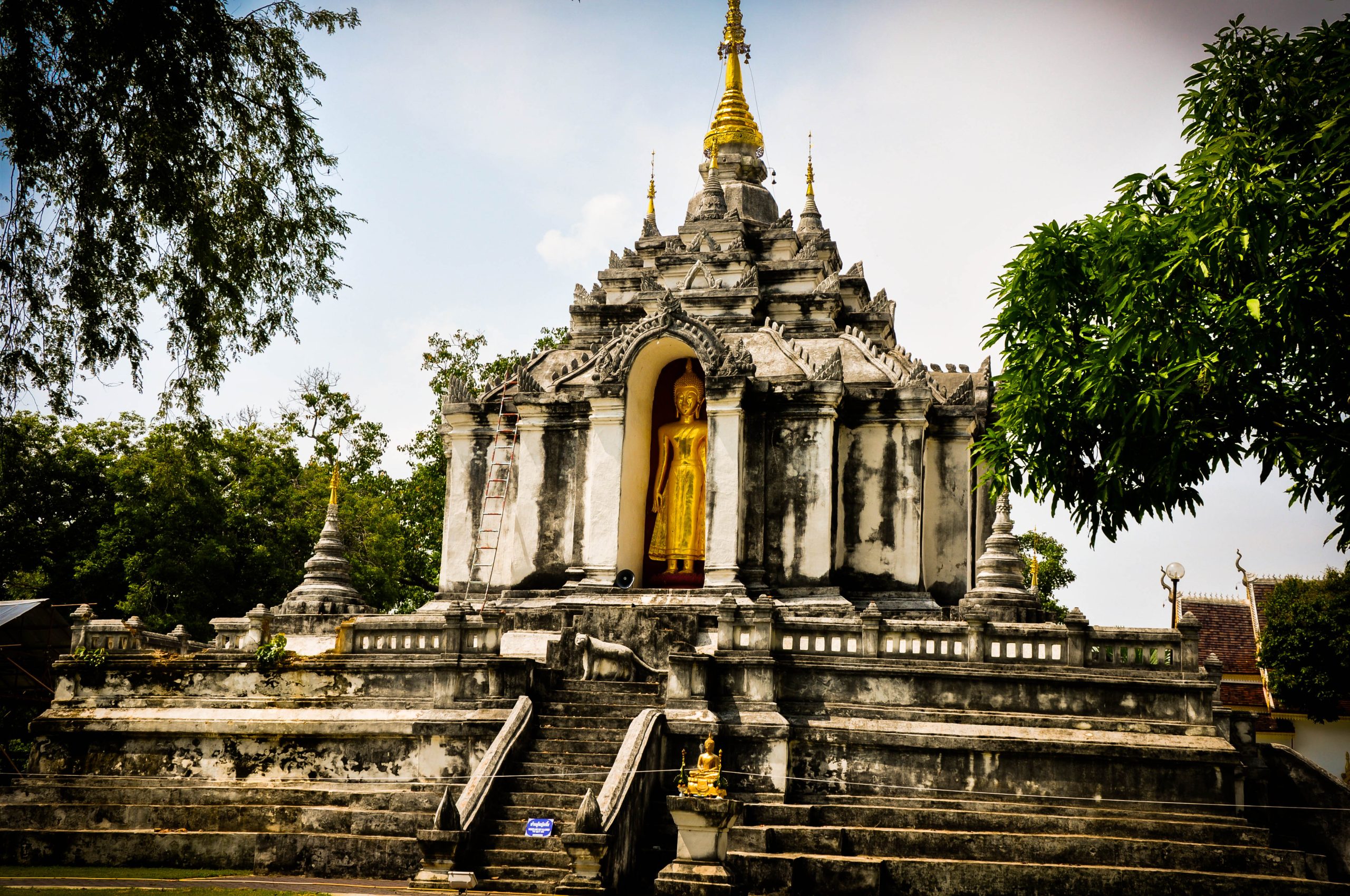 南奔Wat Phra Yuen高层基座上有佛龛立佛,中央阶梯通向塔身
