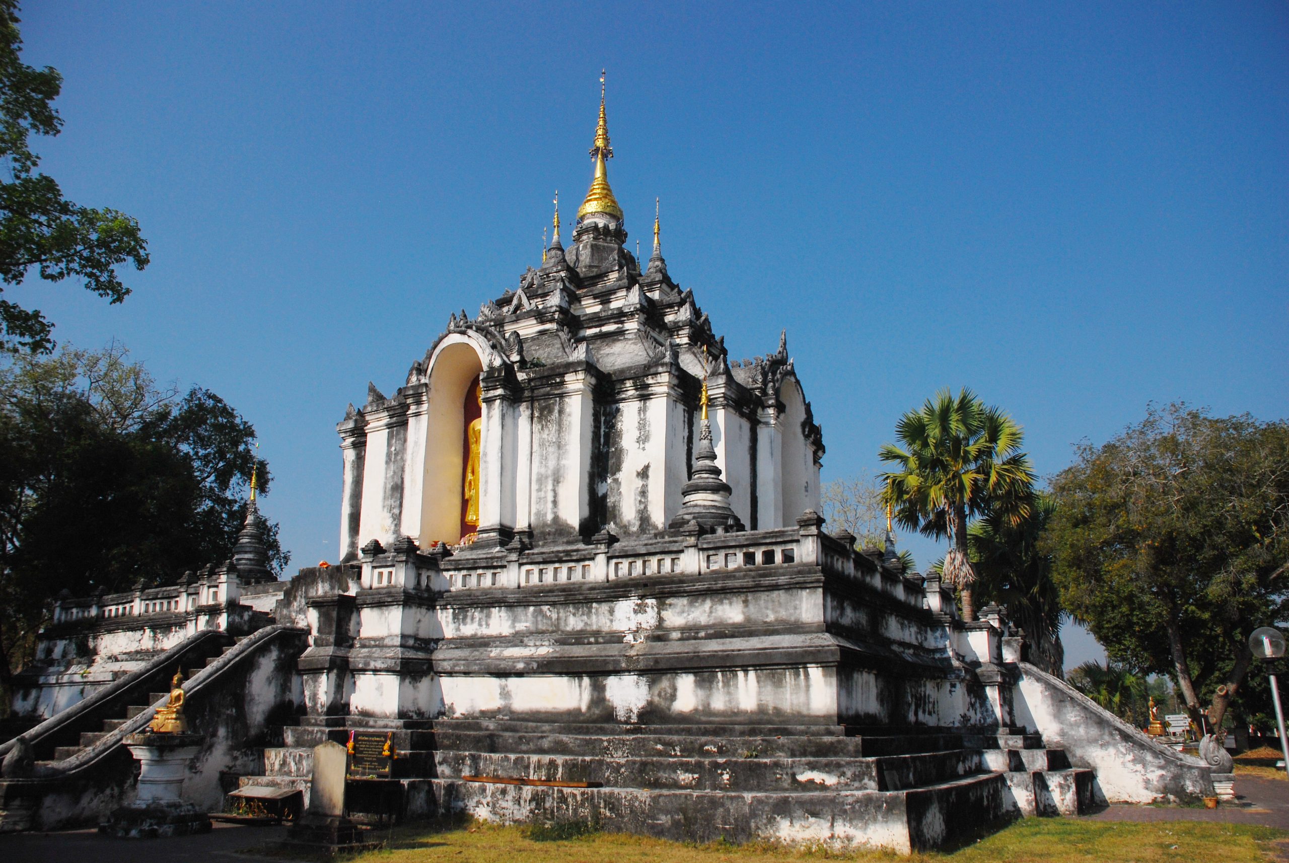 斜角观看南奔Wat Phra Yuen塔身,两面佛龛之间有高大的白色墙身