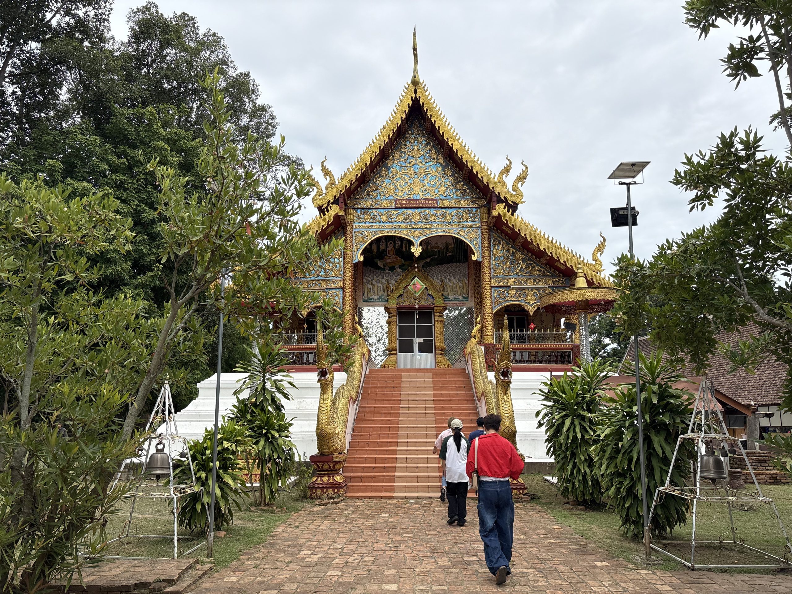 Wat Phra Yuen前殿蓝色山墙上有金色花叶纹,阶梯两侧是龙形栏杆