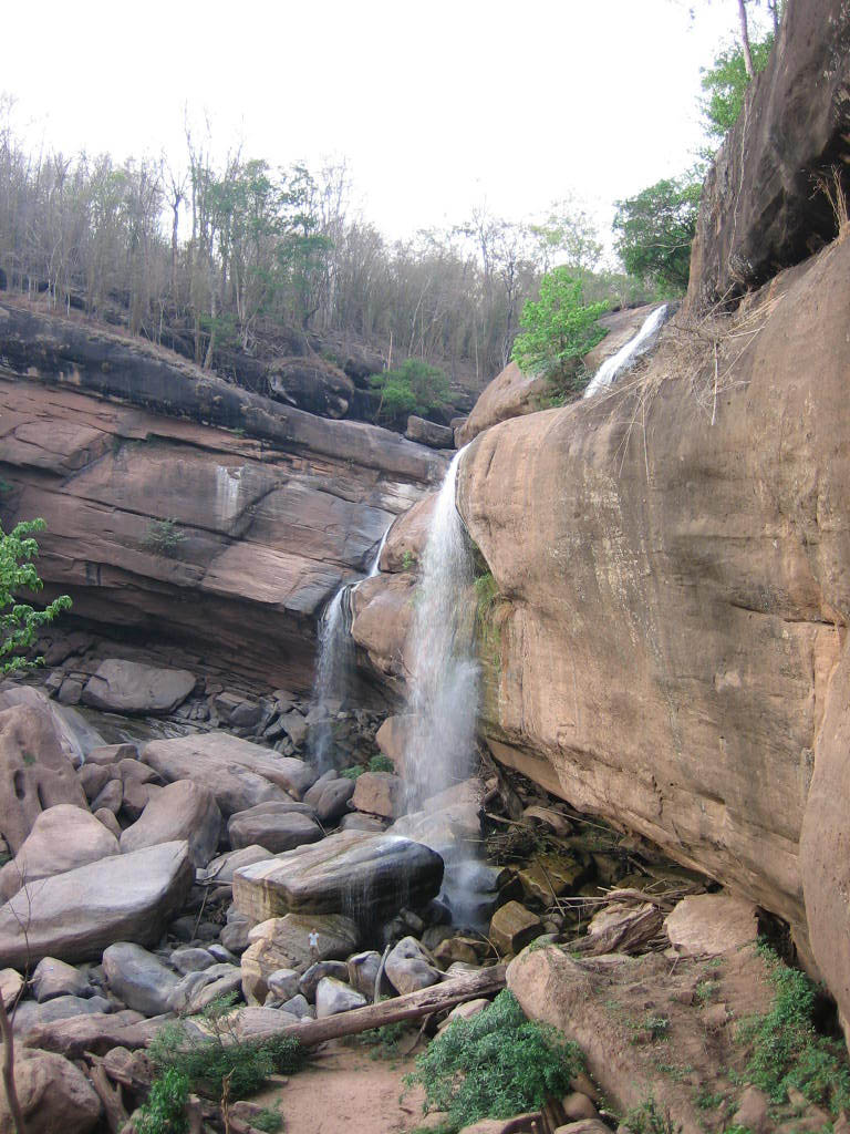 泰国黎府Phu Kradueng国家公园,Tat Hong瀑布沿岩面落下,摄于2006年。