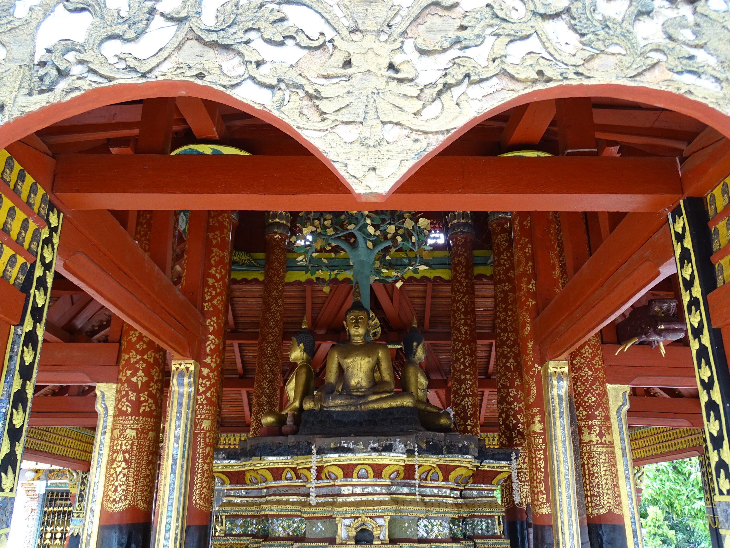 2017年蓬萨努寺开放木亭内的红金木柱与佛像。