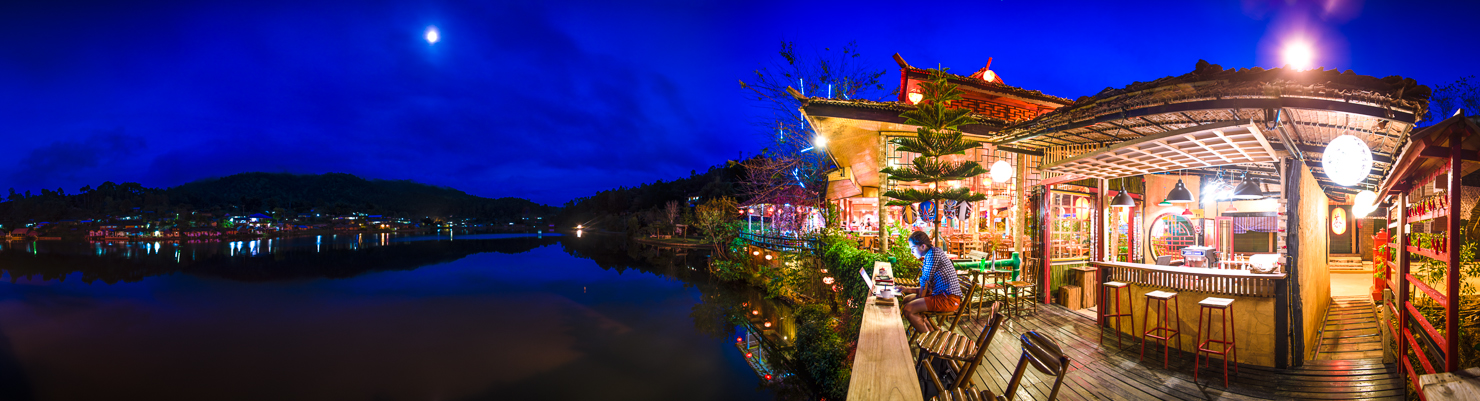 泰国夜丰颂府 Ban Rak Thai,2014年的湖边夜景,露台上有人使用电脑。