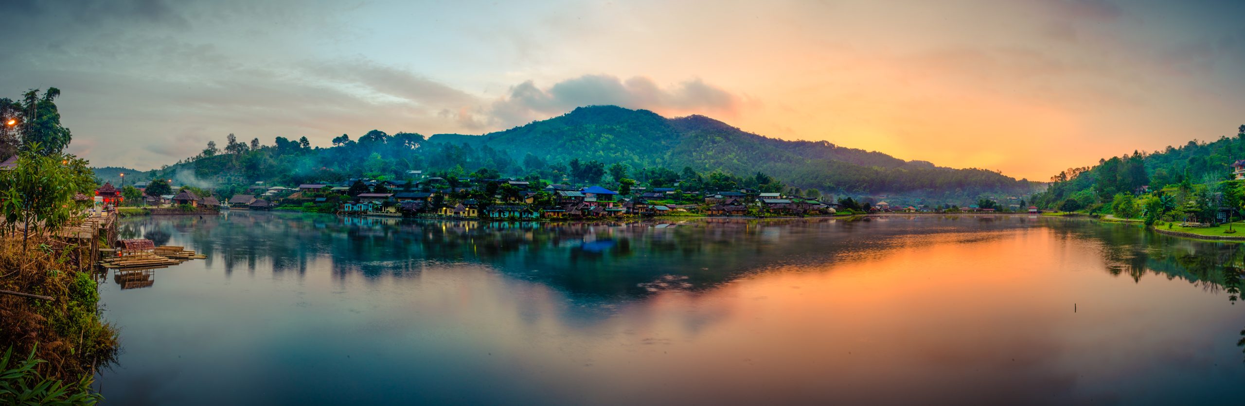 泰国夜丰颂府 Ban Rak Thai,2014年清晨,水面映出对岸住宅与山坡。