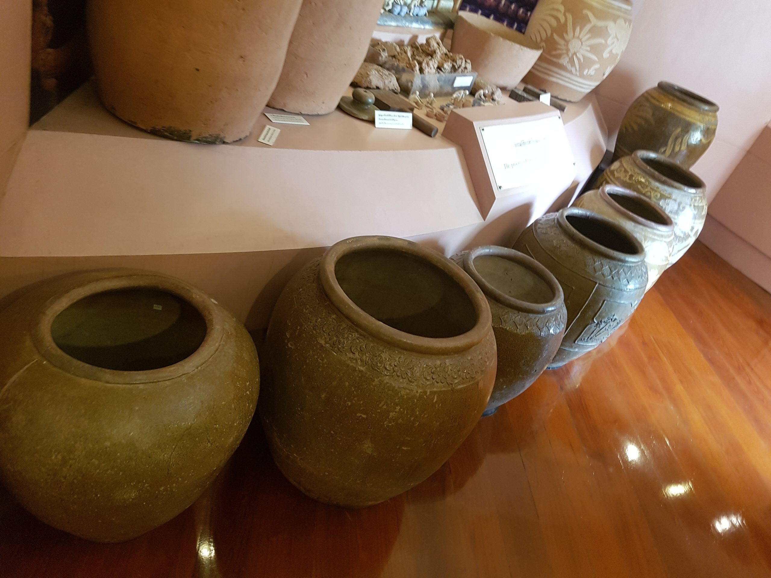 叻丕国家博物馆内陈列的另一种本地陶瓮器形