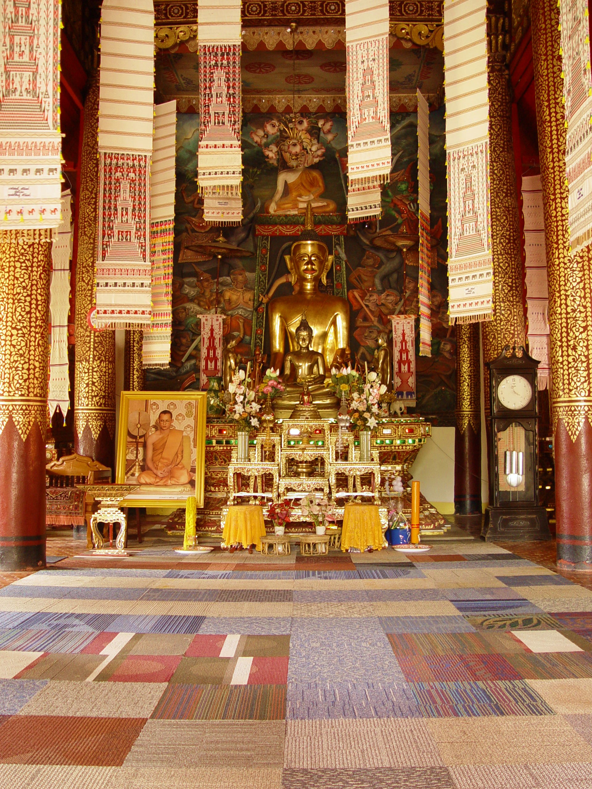 2007年清堪Saen Mueang Ma殿内佛像与彩色长幅悬布