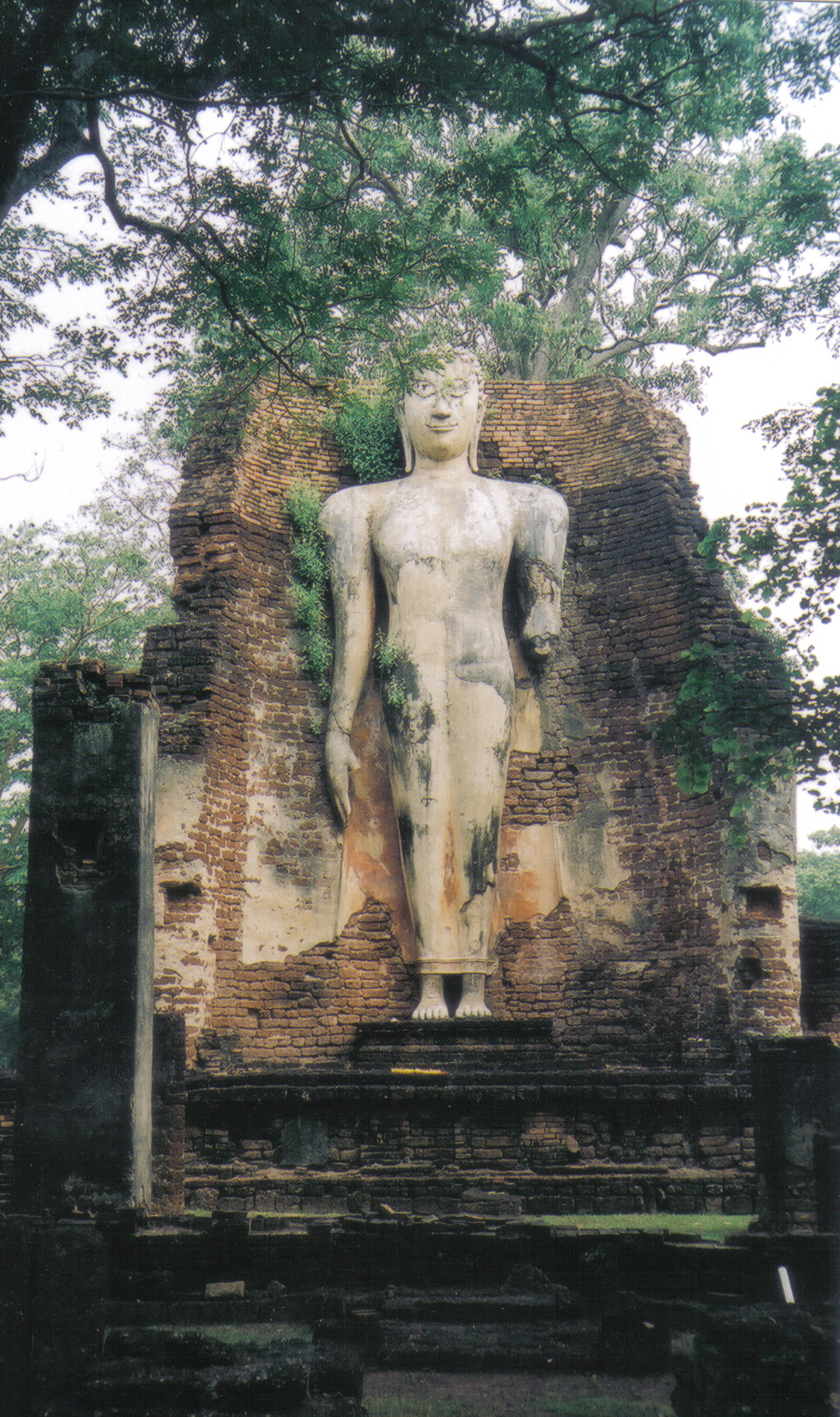 四姿态佛像寺西面立佛近景,残左臂与砖墙可见,上传于2005年,拍摄年份未注明