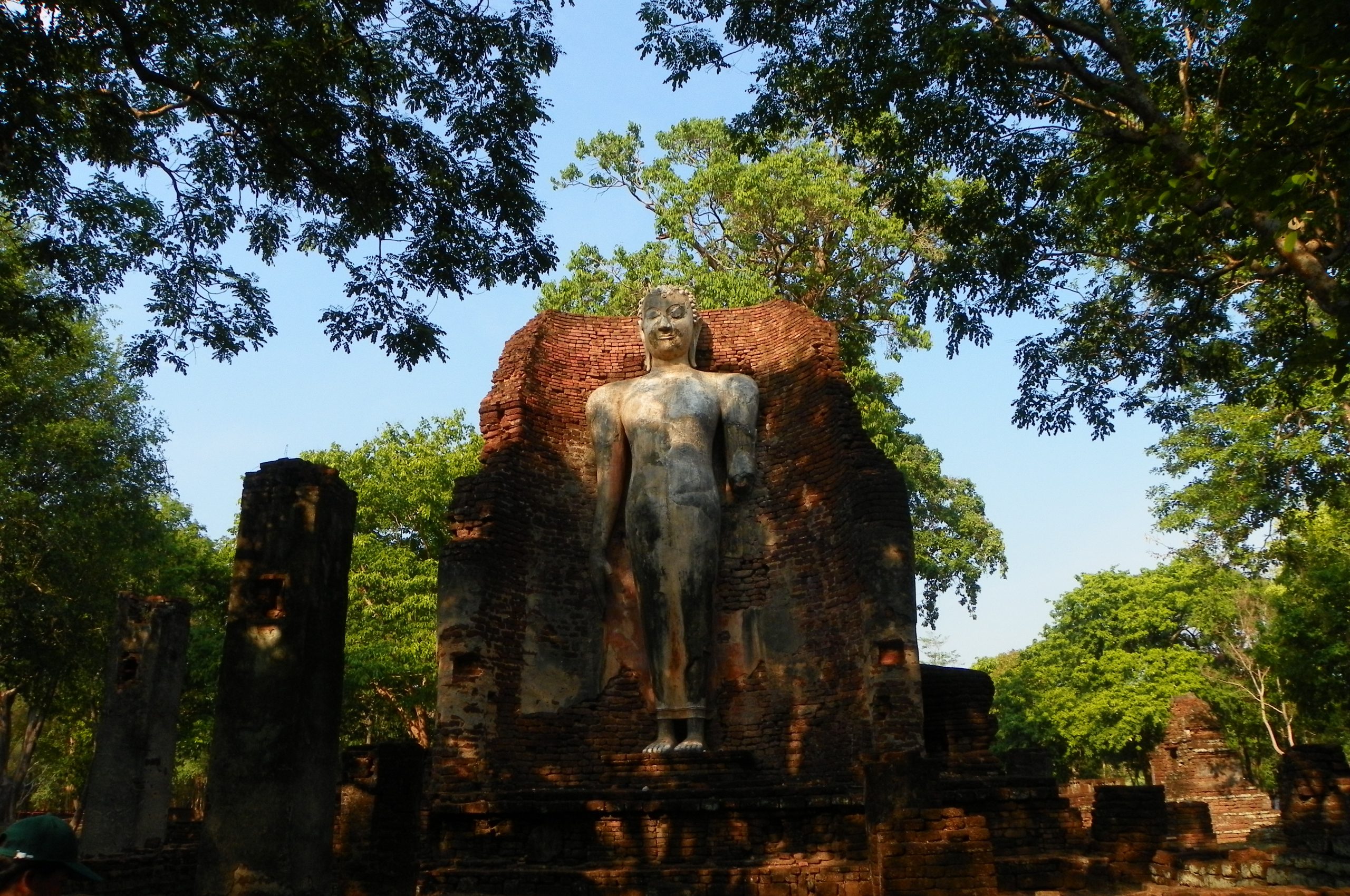 甘烹碧四姿态佛像寺西面立佛、砖砌龛墙与周围残柱,2012年照片