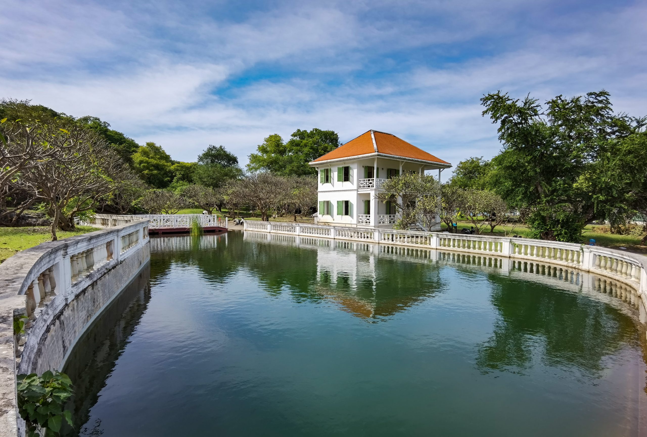 西昌岛朱达都行宫园地中的白色两层建筑和池塘