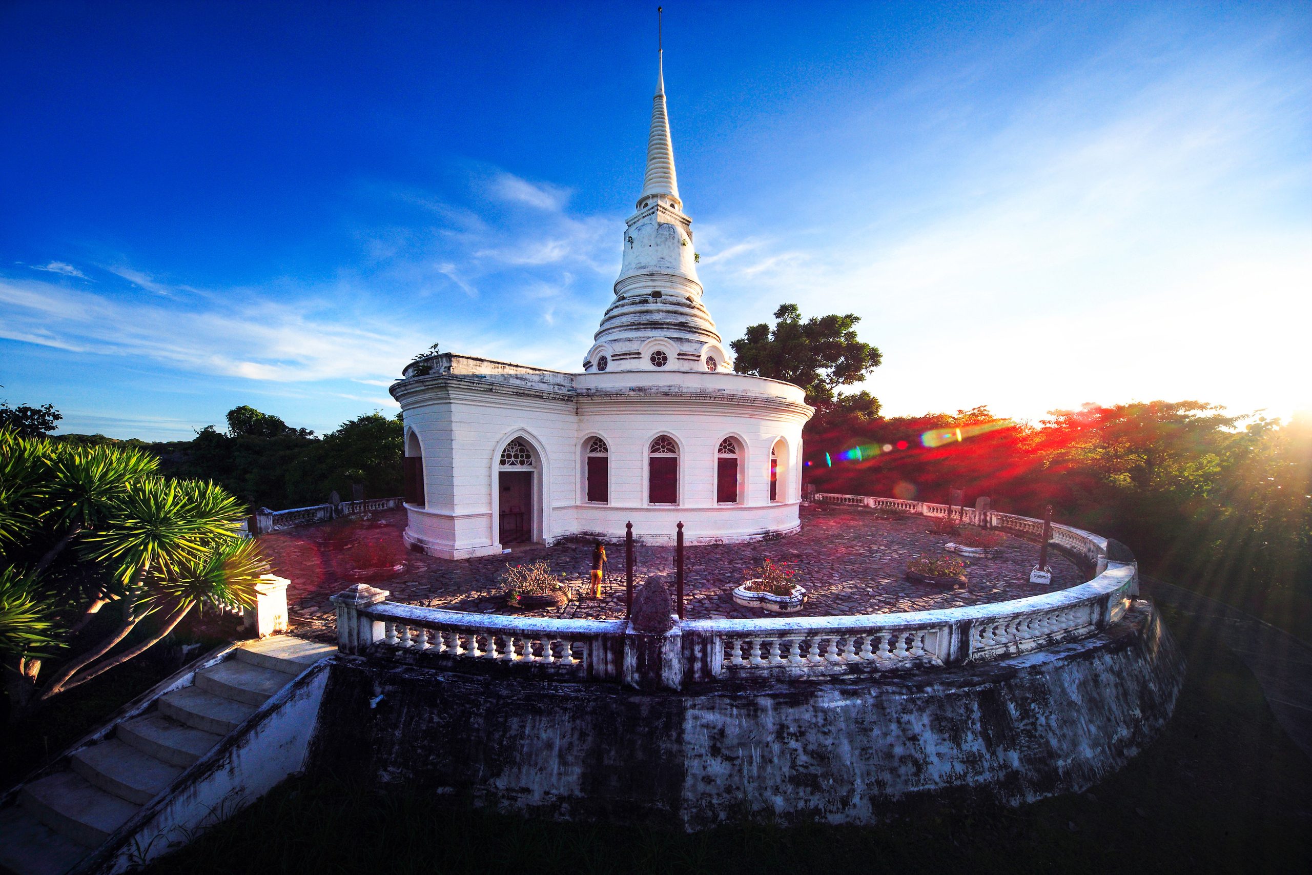 西昌岛阿斯当卡尼米寺的圆形白色建筑和尖拱窗