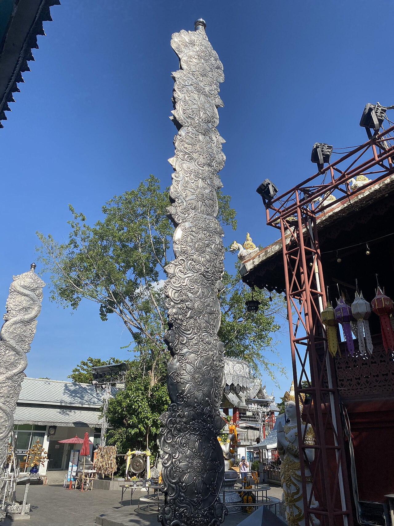 Wat Sri Suphan庭院中的独立银色装饰柱、层叠叶形部件、花朵和卷纹。