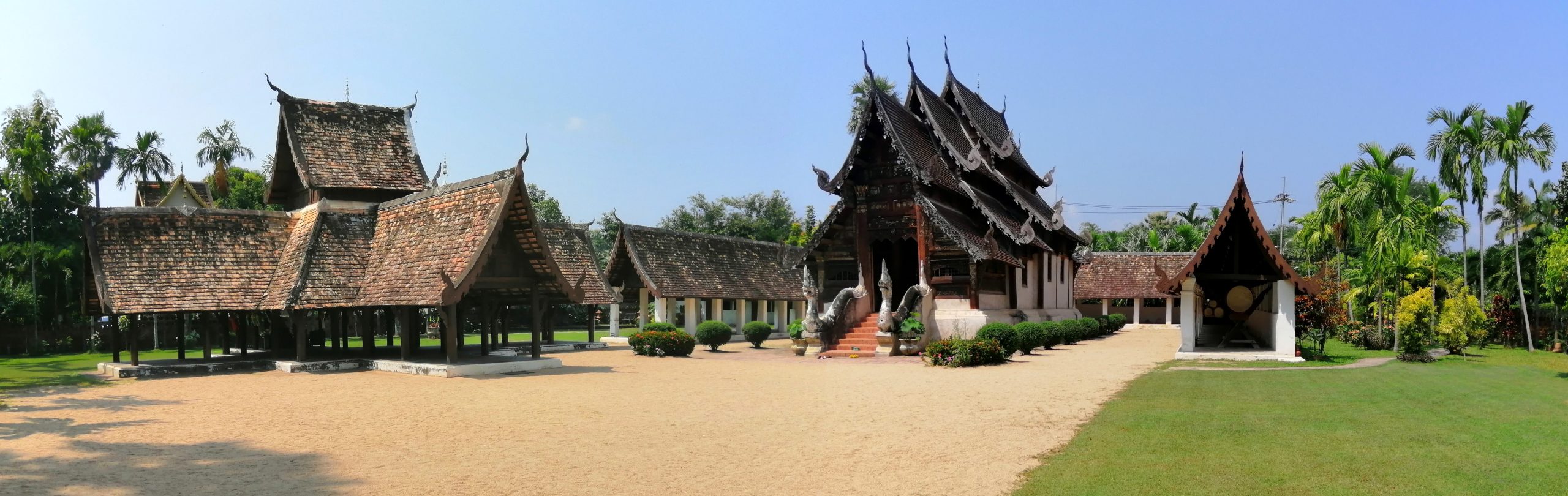 Wat Ton Kwen白昼全景，左为四面亭，中为佛殿，低廊沿院边延伸。