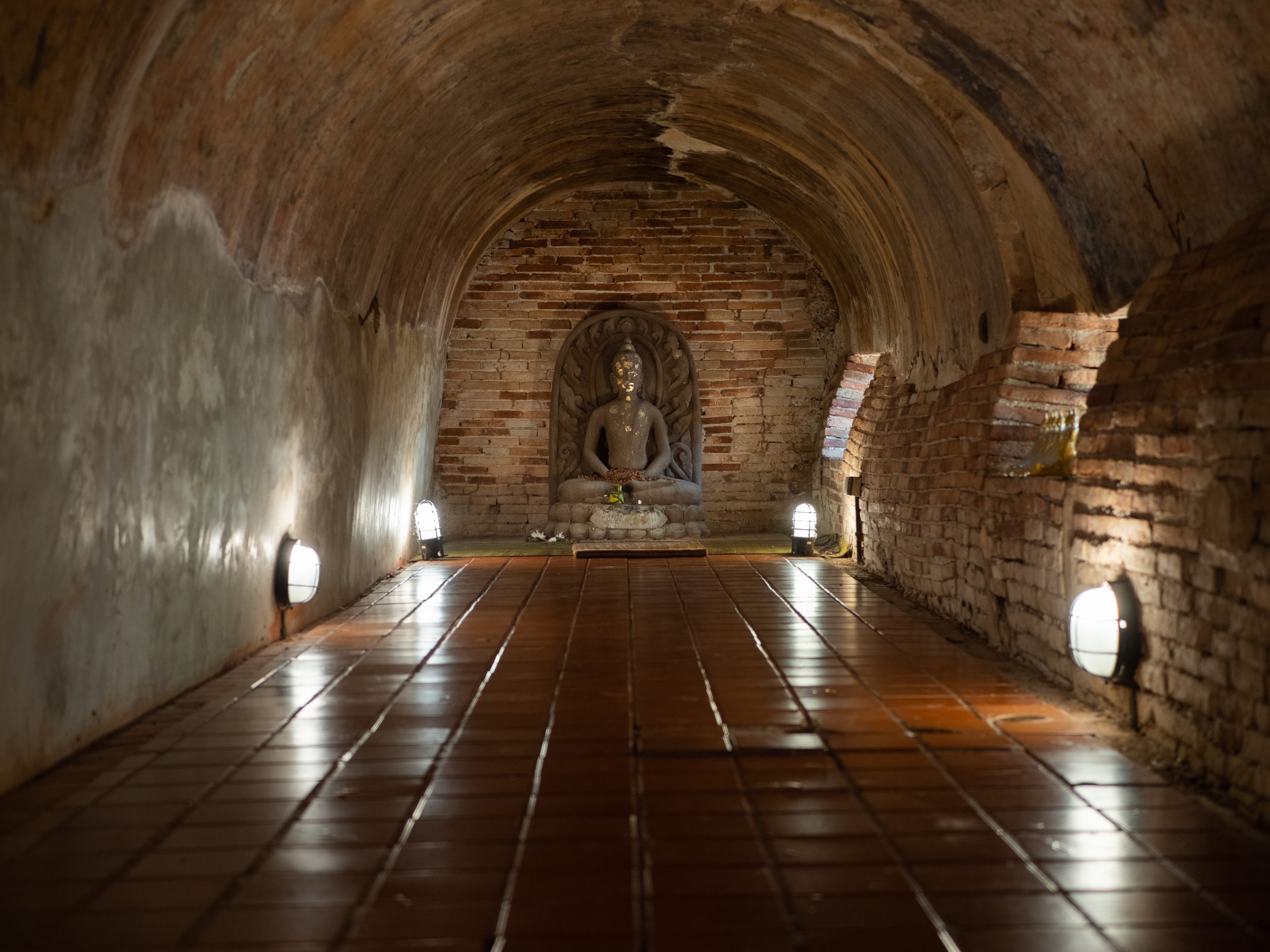 乌蒙寺隧道尽头坐佛及右侧砖墙小龛