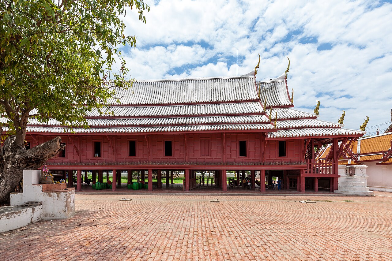 2019年佛丕Wat Yai Suwannaram木讲堂外观,板壁、叠层屋顶与架空层。