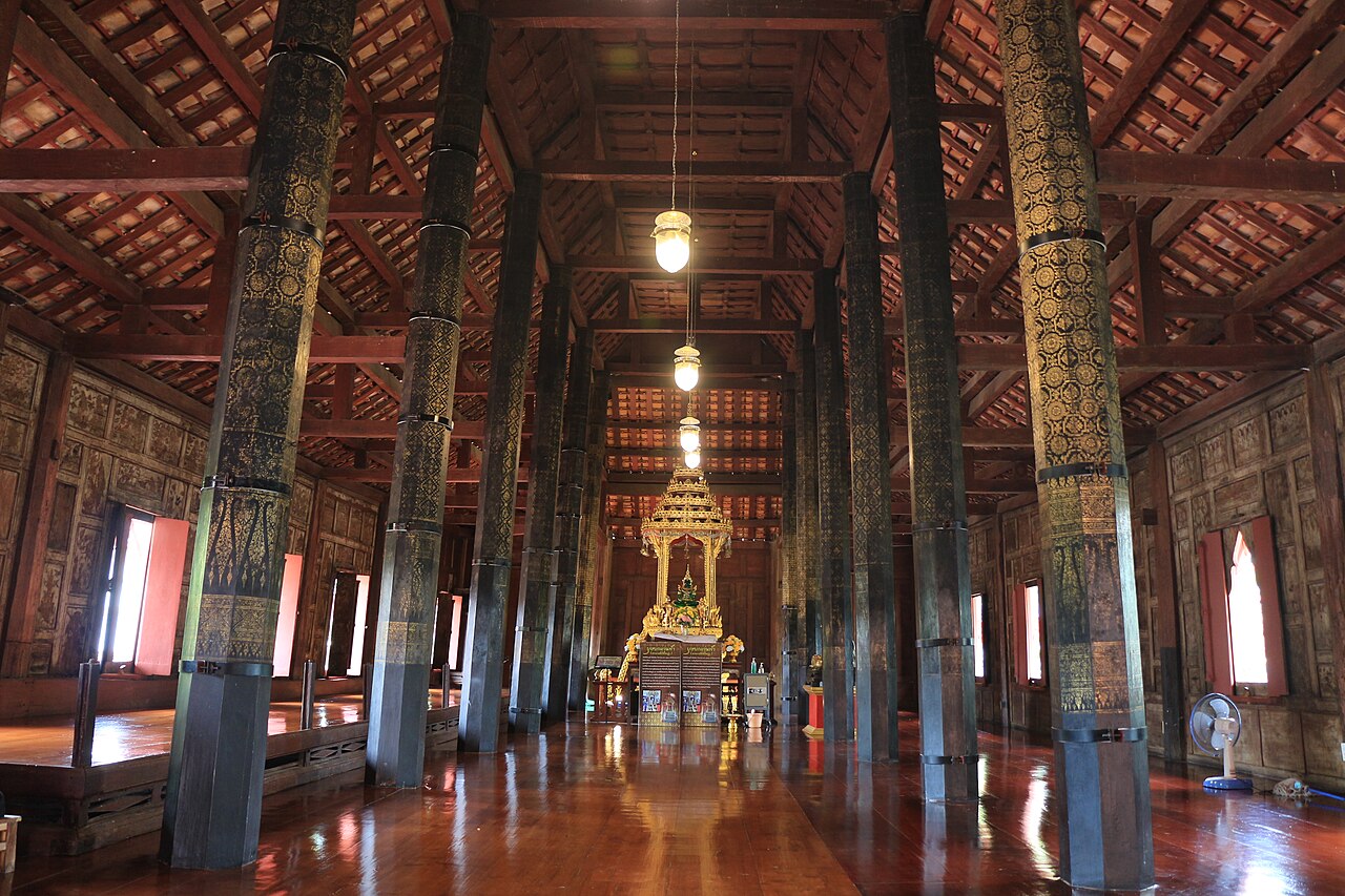 2022年佛丕Wat Yai Suwannaram木讲堂内部,金色纹样木柱、木屋架和分格墙板。