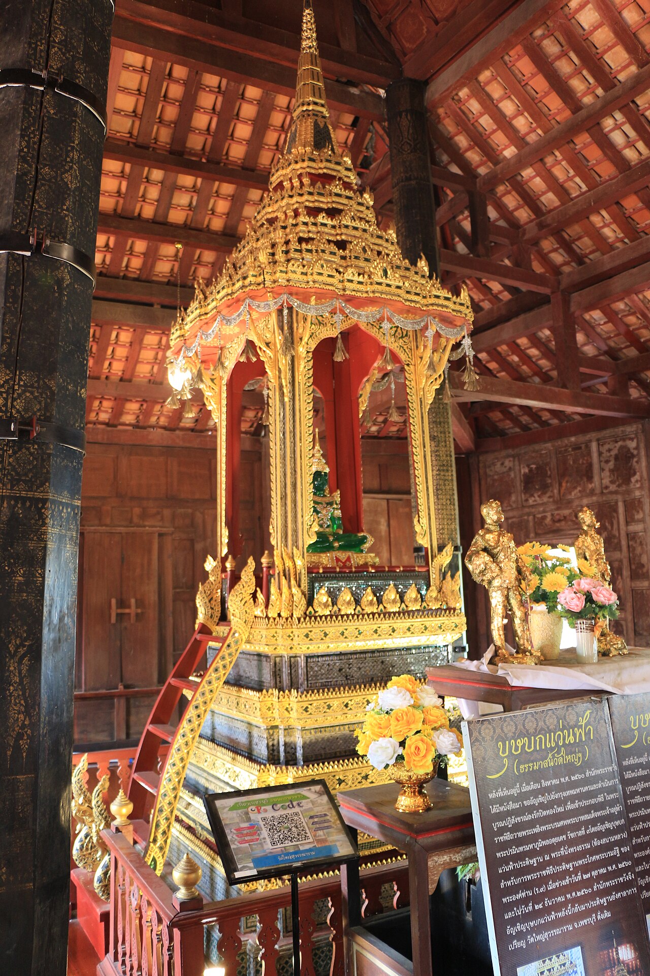 2022年佛丕Wat Yai Suwannaram木讲堂里的บุษบกแว่นฟ้า讲经座,金色顶盖、小楼梯与木柱。