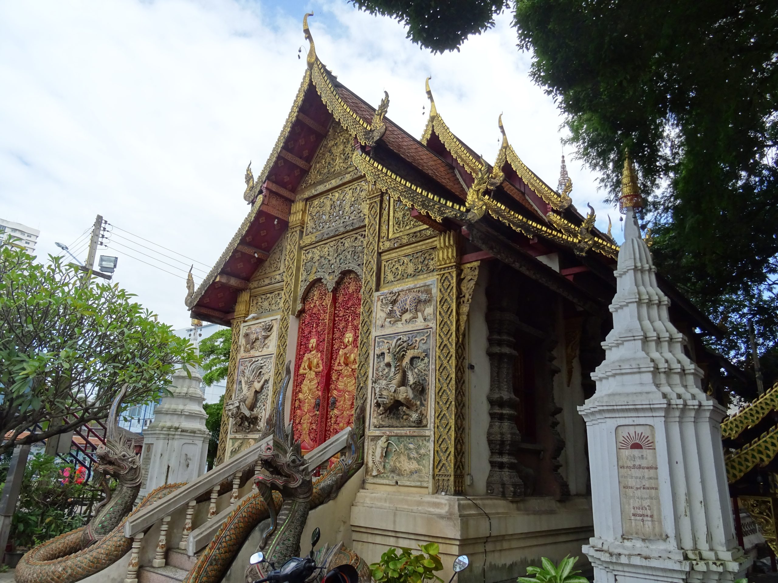 瓦格寺戒堂的雕饰立面与阶梯