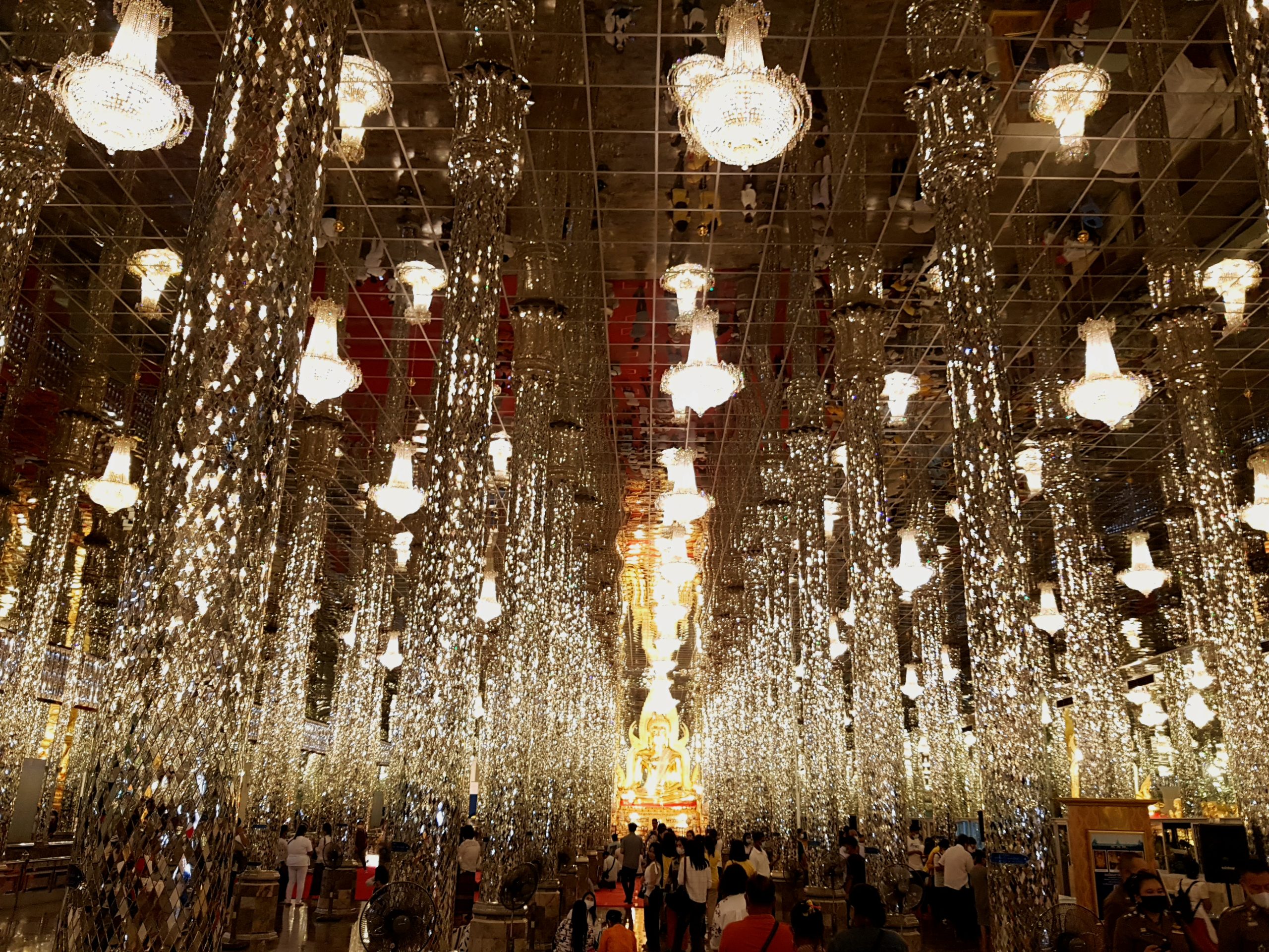 塔桑寺百米玻璃殿镜面柱列、吊灯与佛像