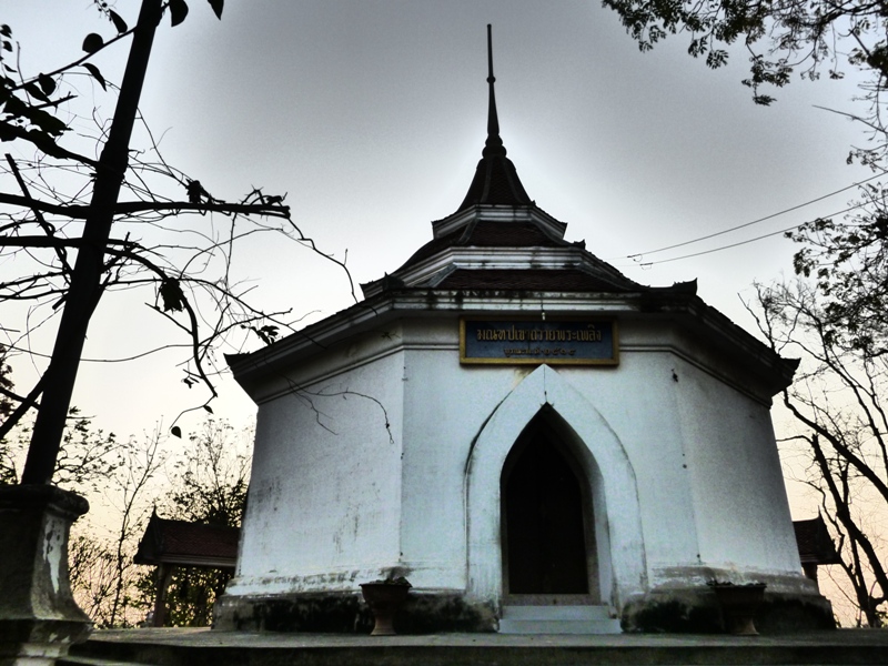 2014年北碧Phra Thaen Dong Rang白色多面亭殿，重檐尖顶、尖拱门、低台阶、树枝和电线