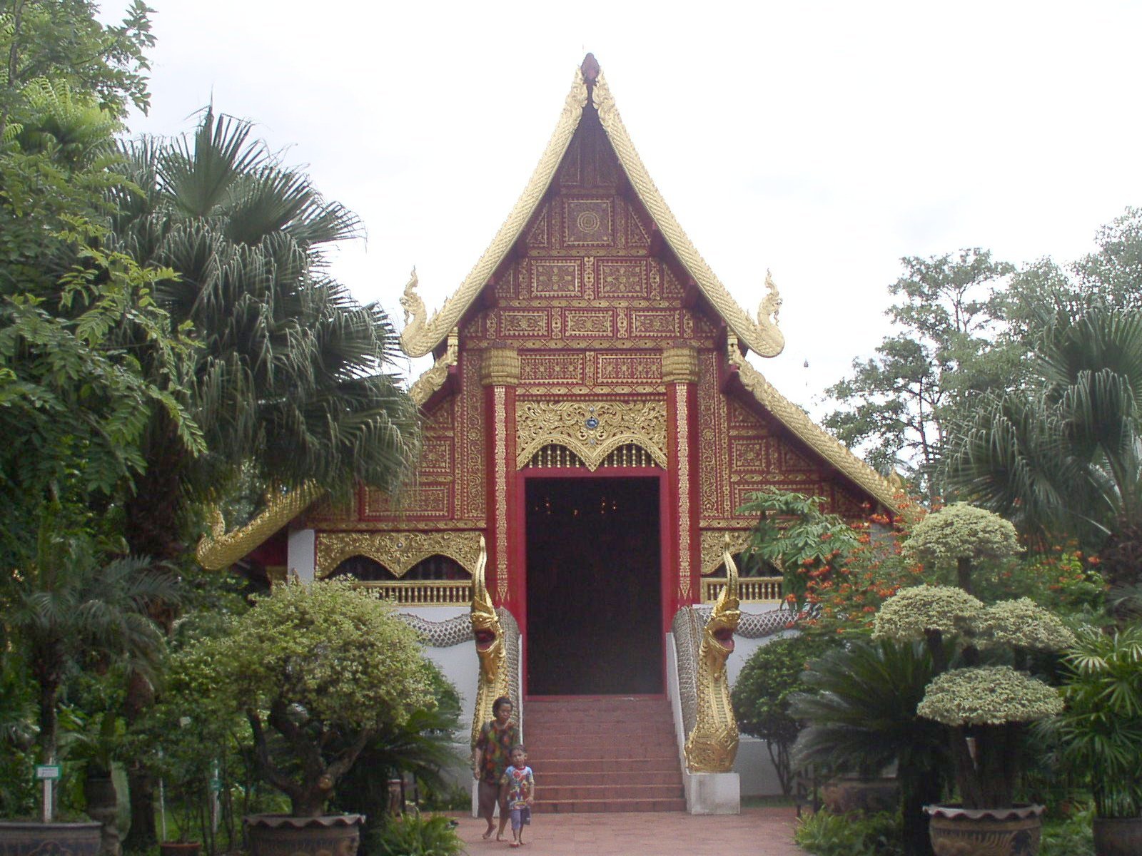 清莱玉佛寺红金山墙下的入口和蛇形台阶栏杆