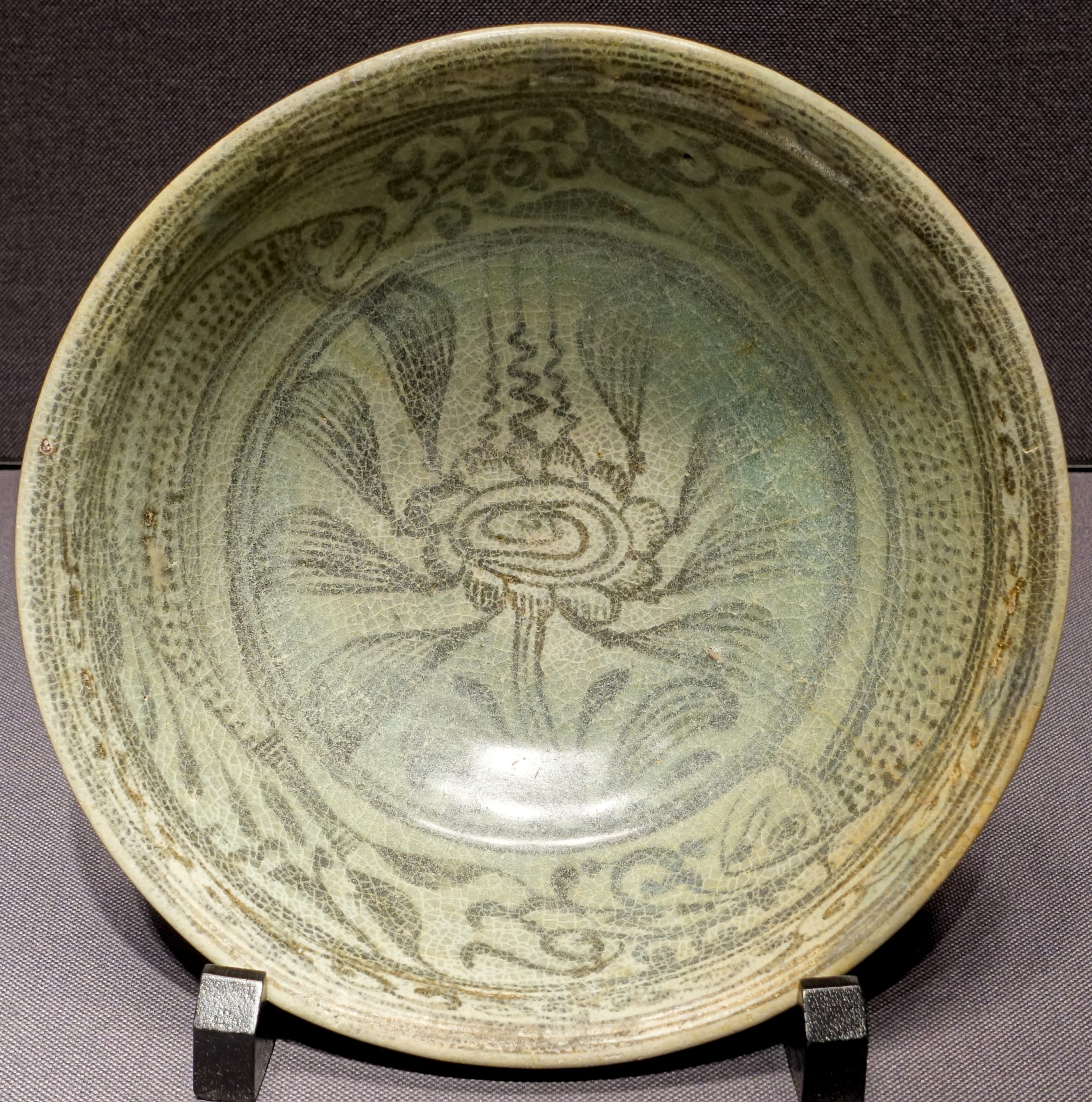 东京国立博物馆展出的西萨查那莱青釉鱼与花卉纹碗。