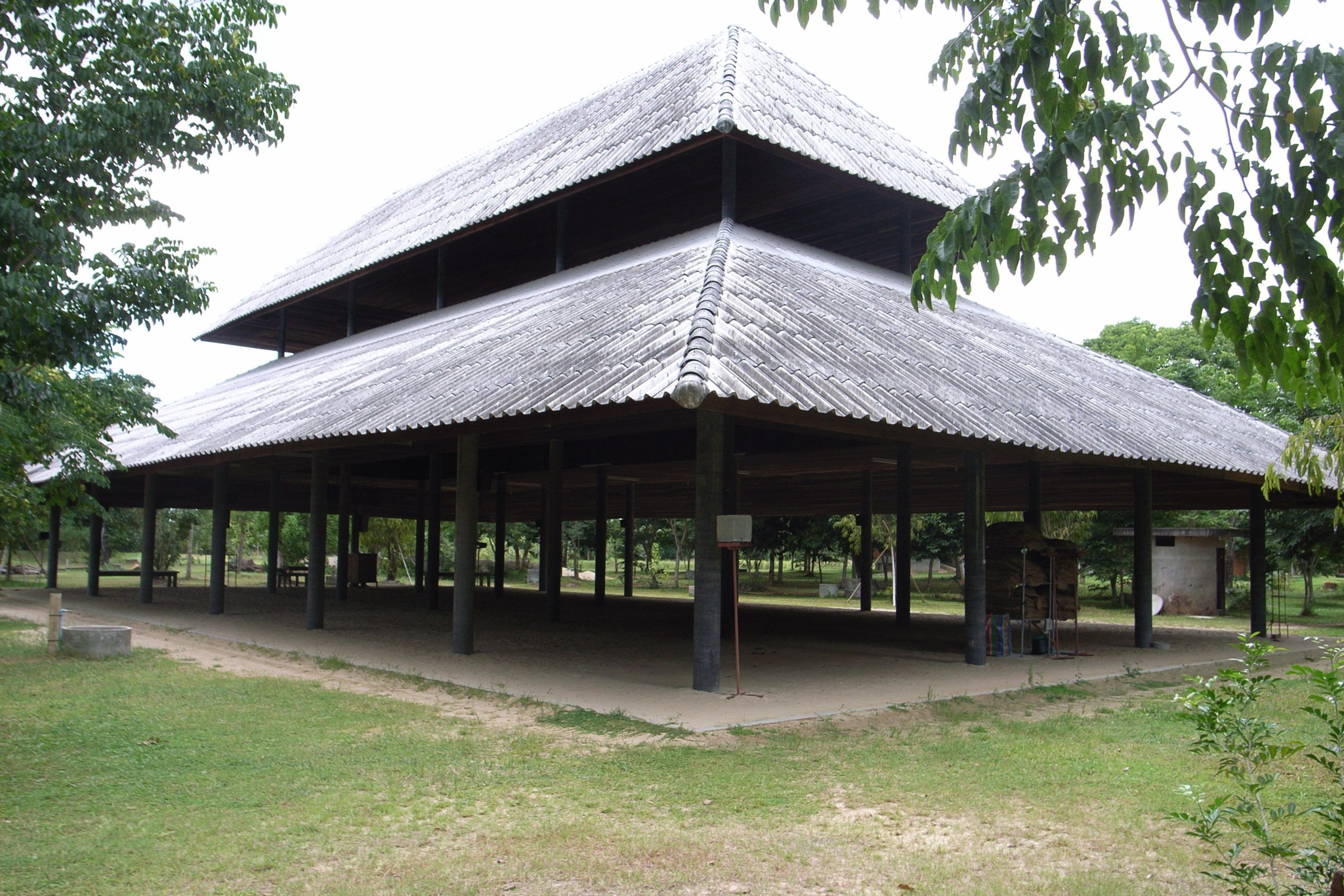 2009年柴亚Suan Mokkh:灰色屋顶撑在沙地上,禅修棚四周敞开