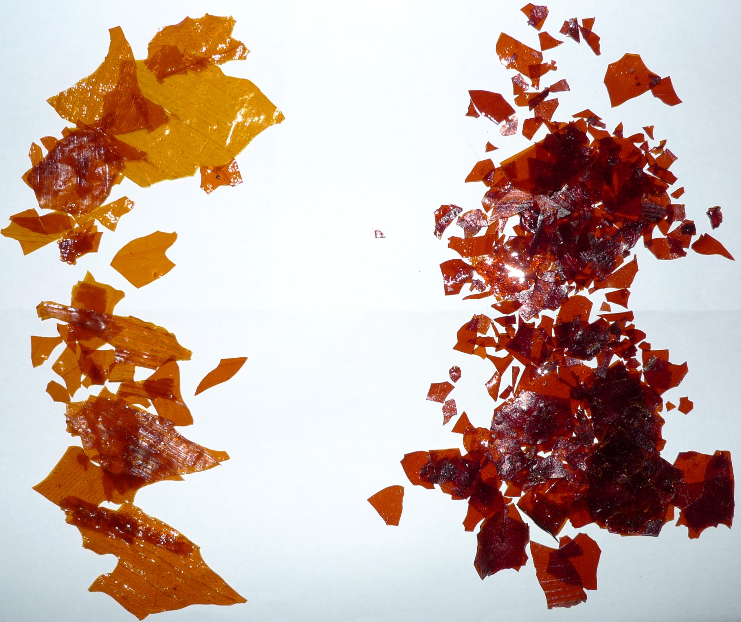 白底上两堆颜色不同的半透明虫胶片