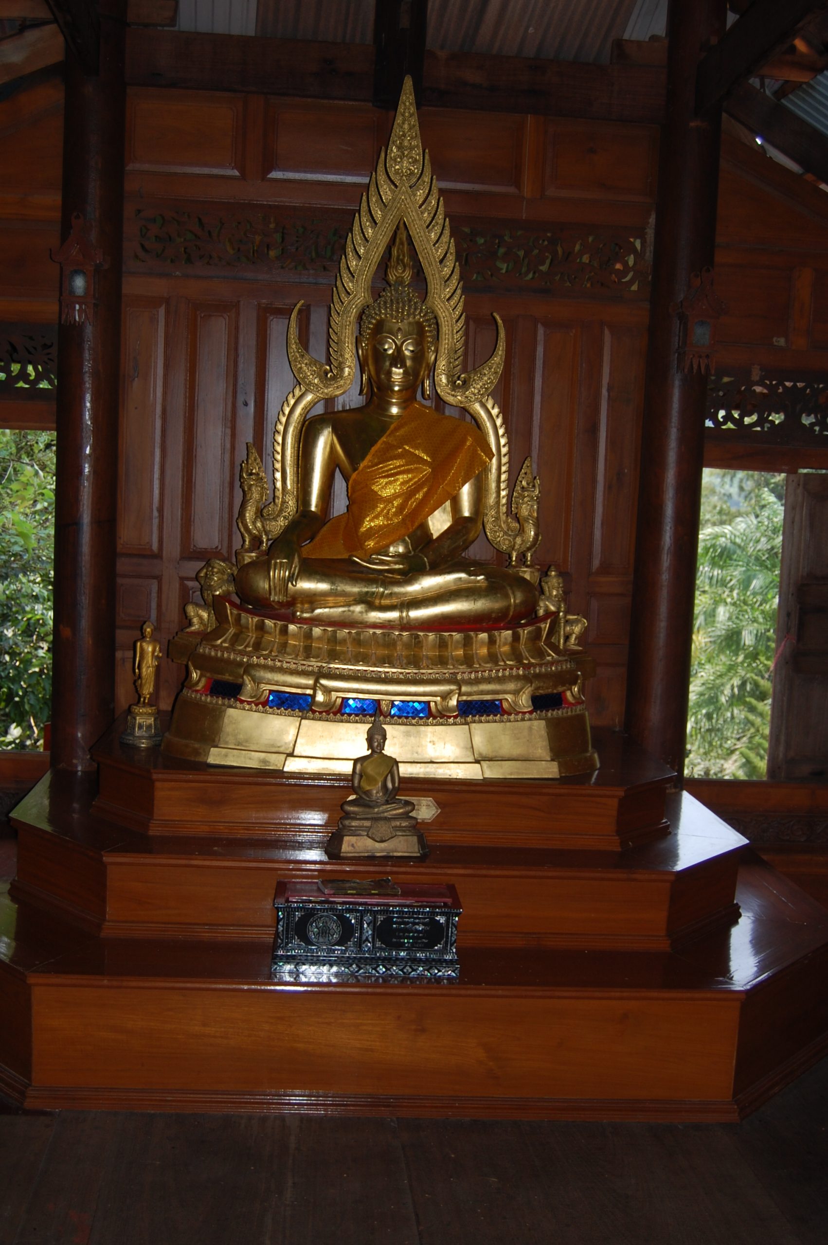 Wat Tham Khao Wong供奉空间,金色坐佛与木墙木柱木地板