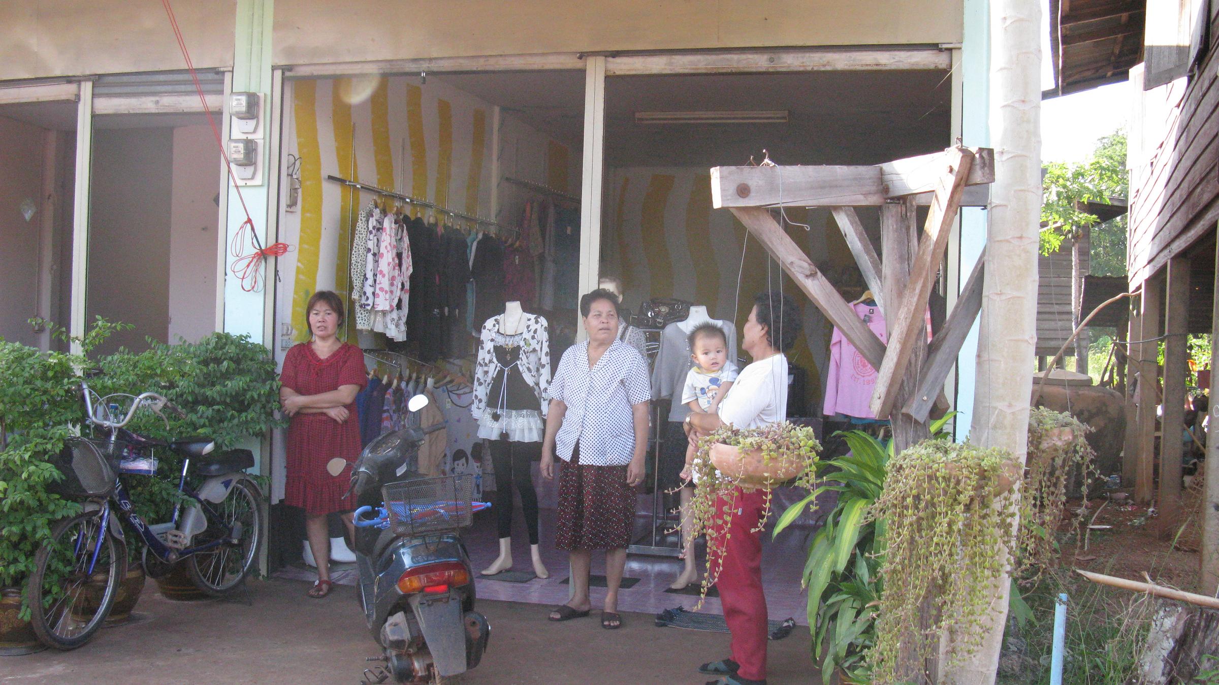 2009年他雷社区服装店前廊的日常场景